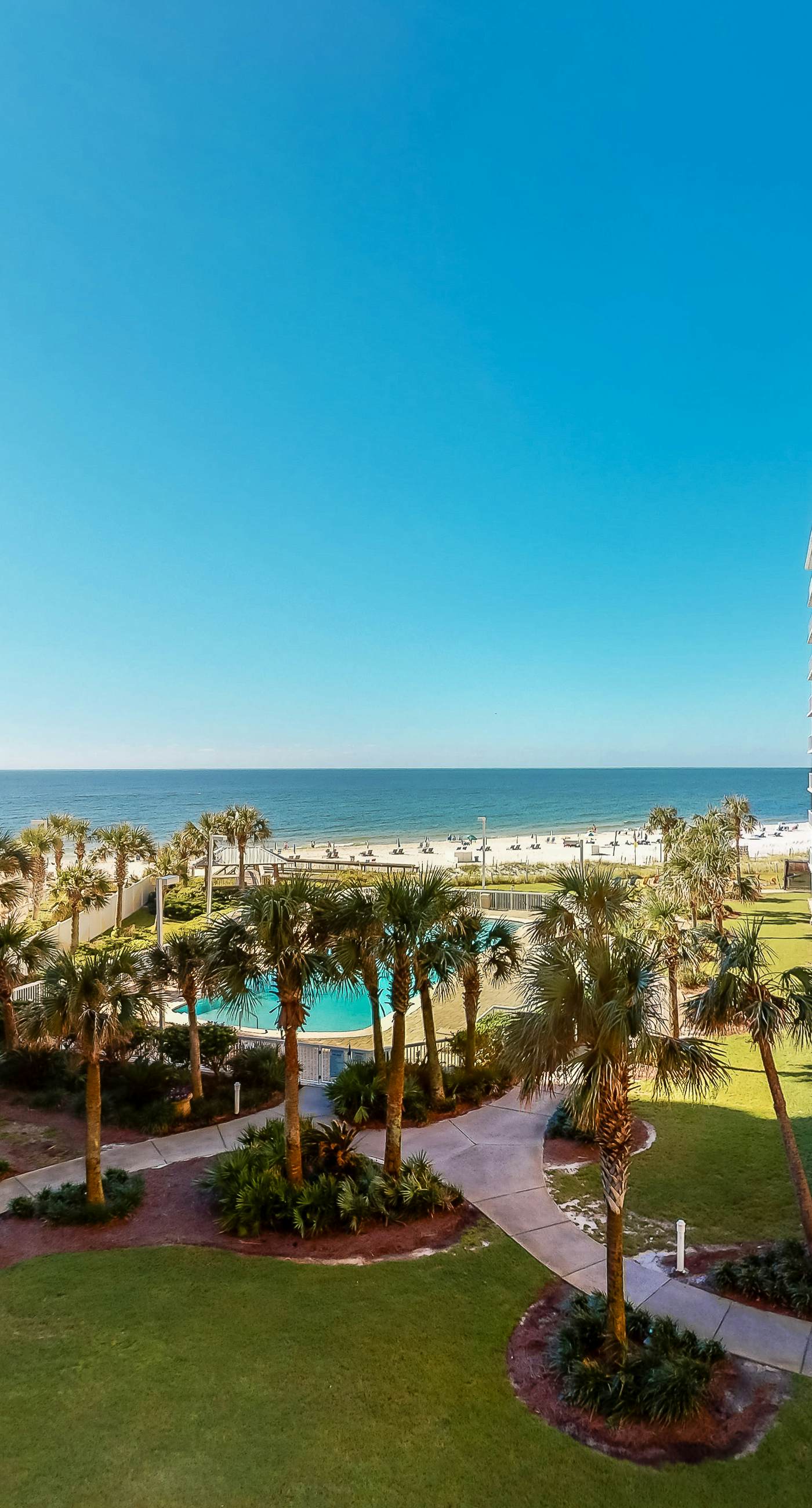 Wonderful beachfront vacation complex with private pool, WiFi, balcony & AC