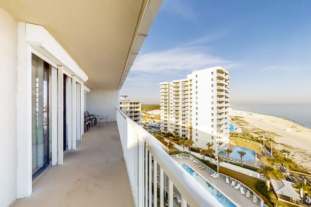 Fantastic condo with elevator, WiFi & central AC - beachfront Location