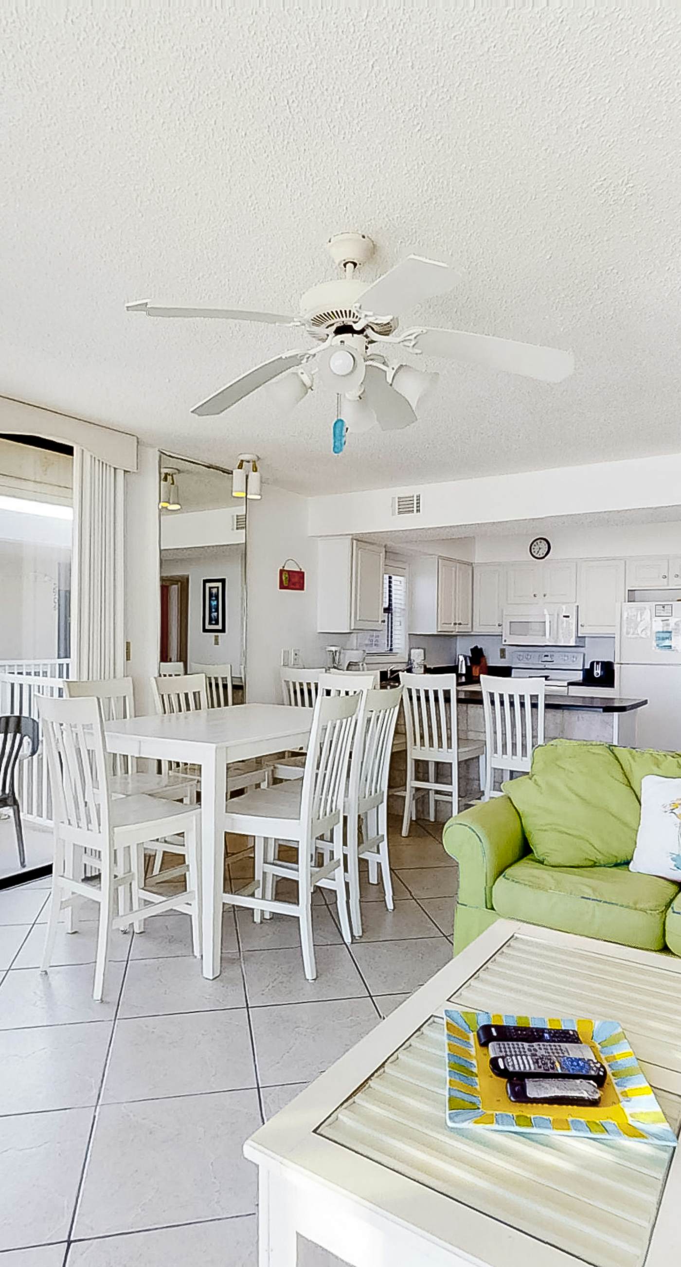 Fantastic condo with elevator, WiFi & central AC - beachfront Location
