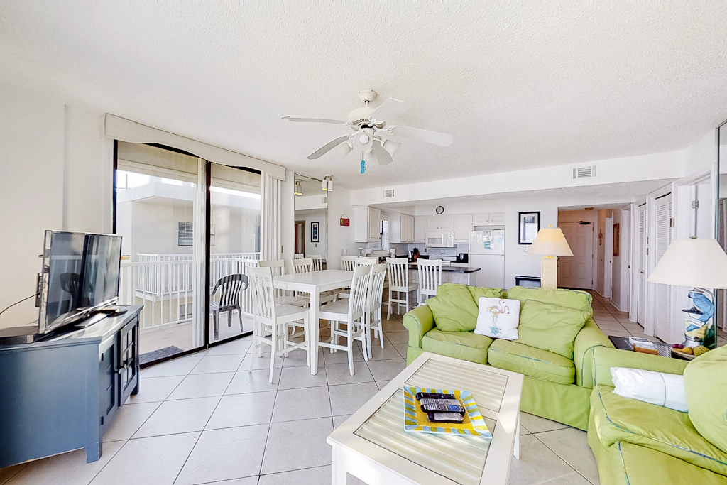 Fantastic condo with elevator, WiFi & central AC - beachfront Location
