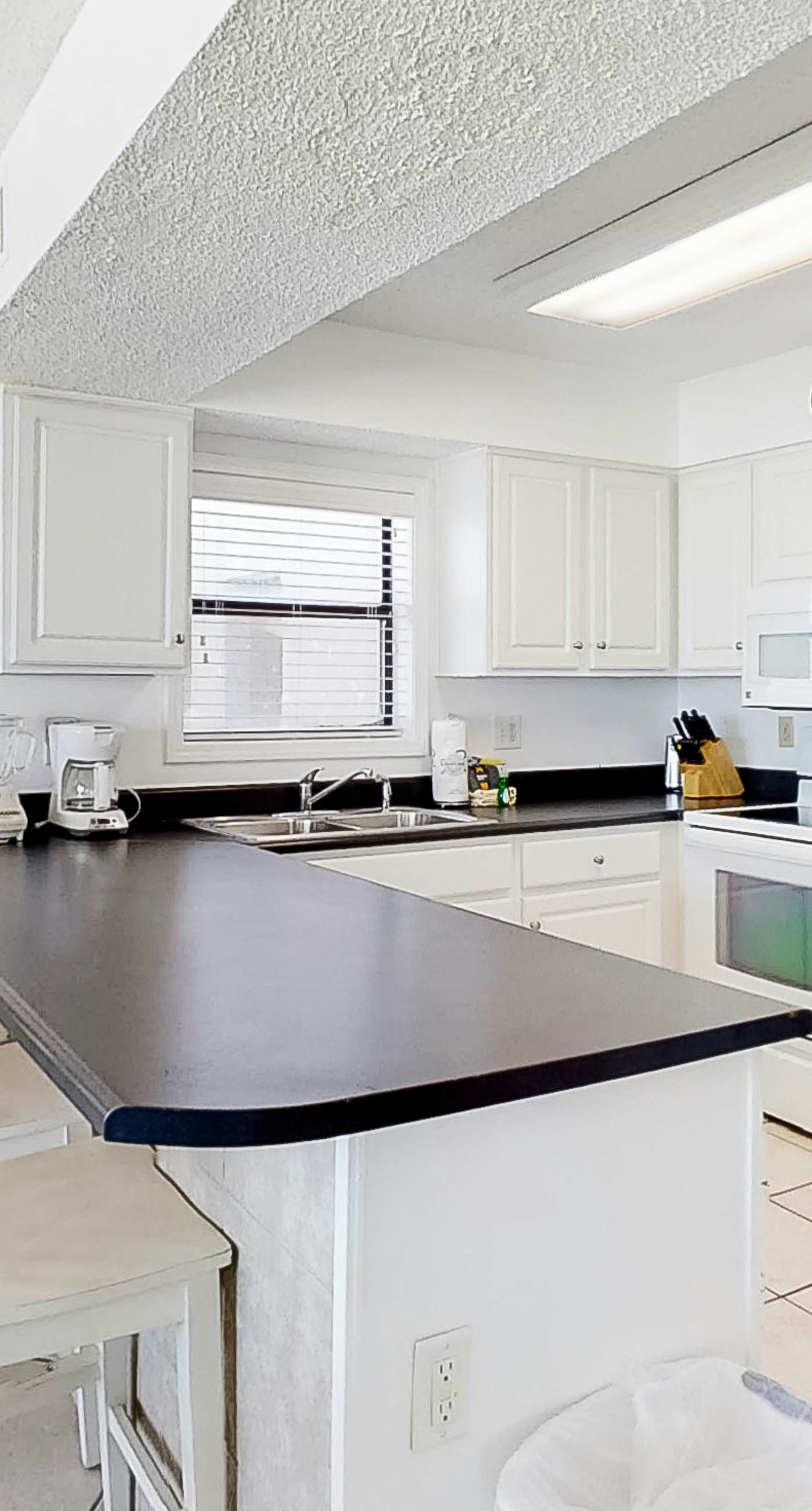 Fantastic condo with elevator, WiFi & central AC - beachfront Location