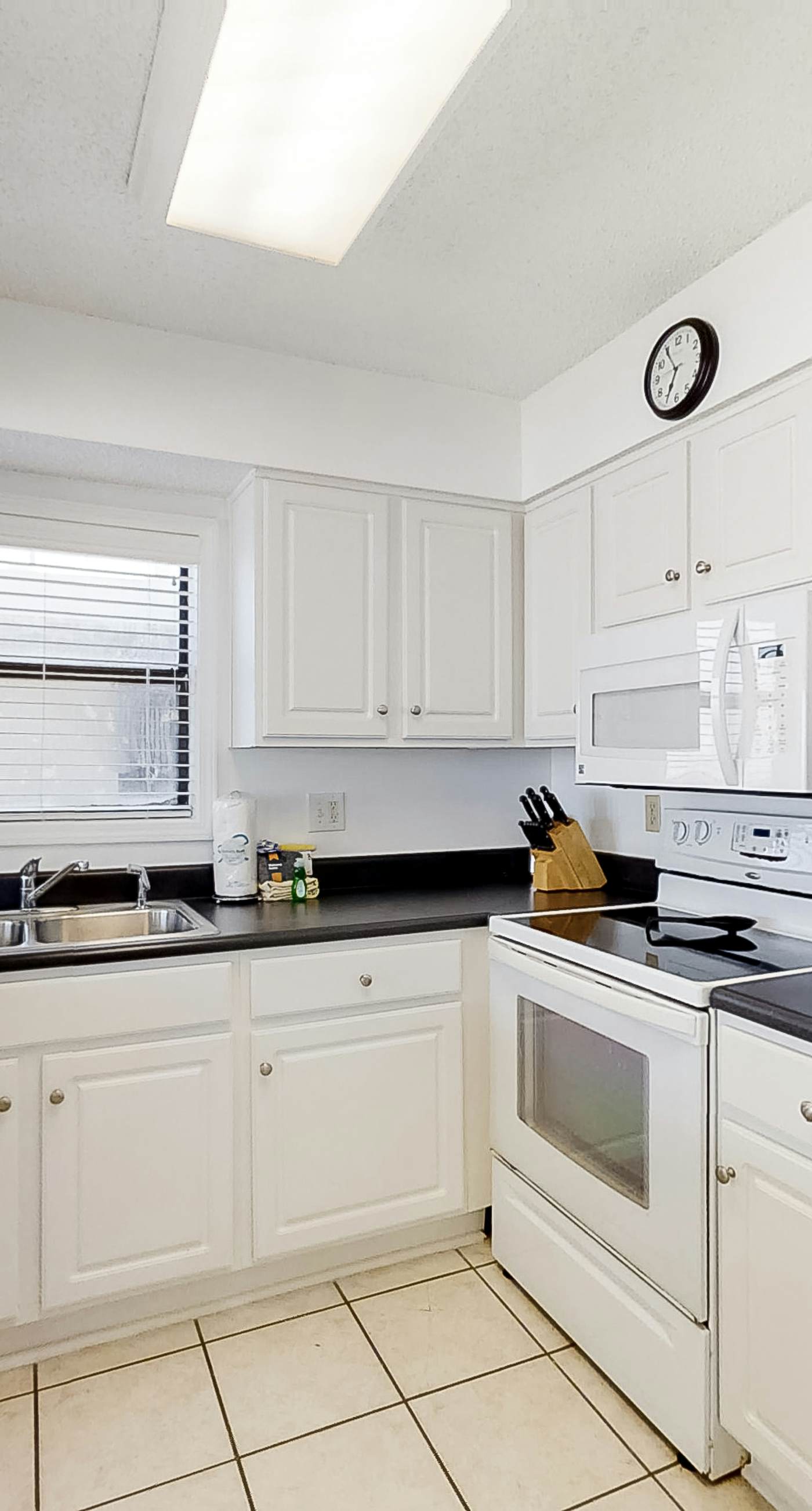 Fantastic condo with elevator, WiFi & central AC - beachfront Location