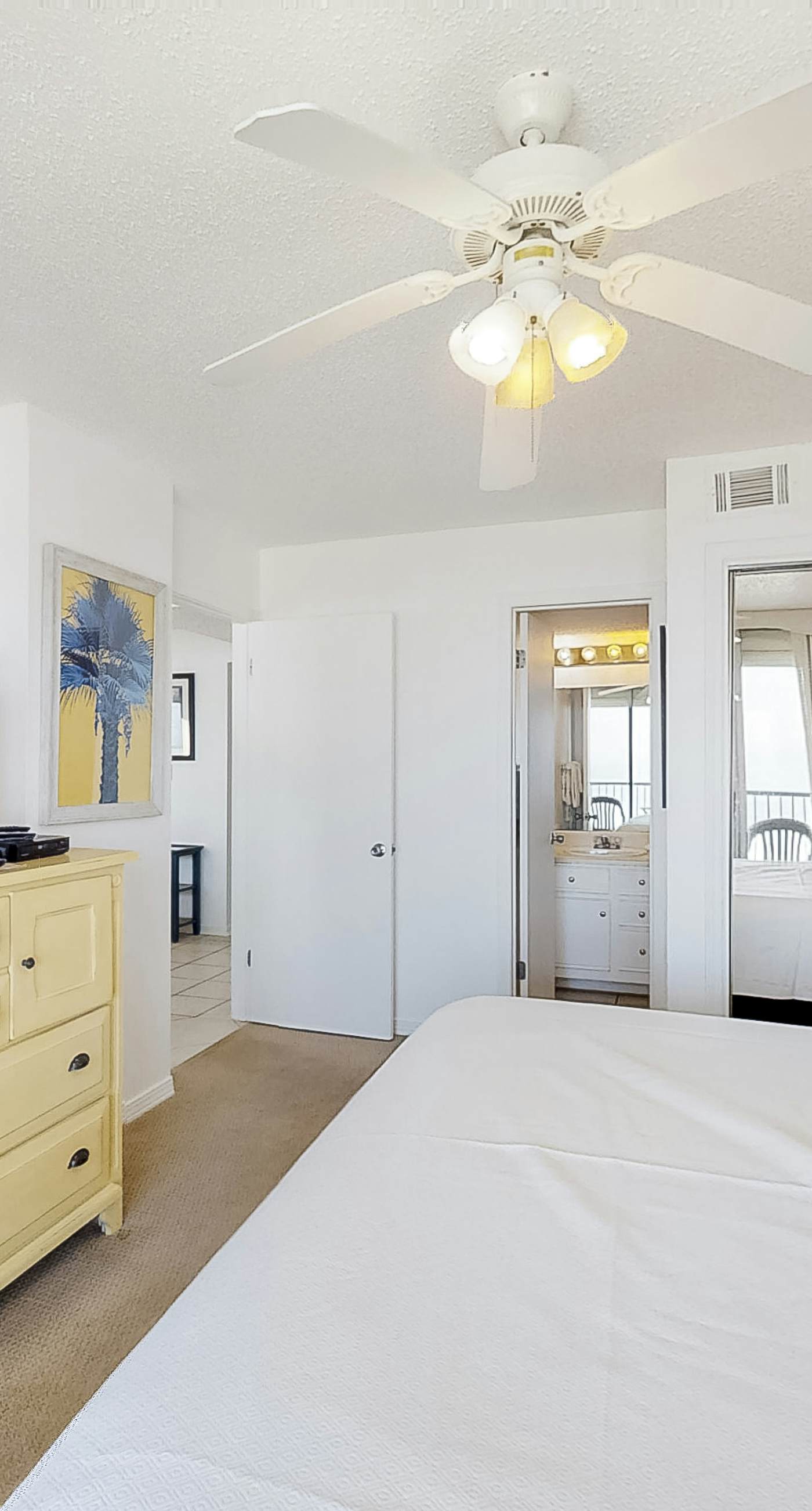 Fantastic condo with elevator, WiFi & central AC - beachfront Location