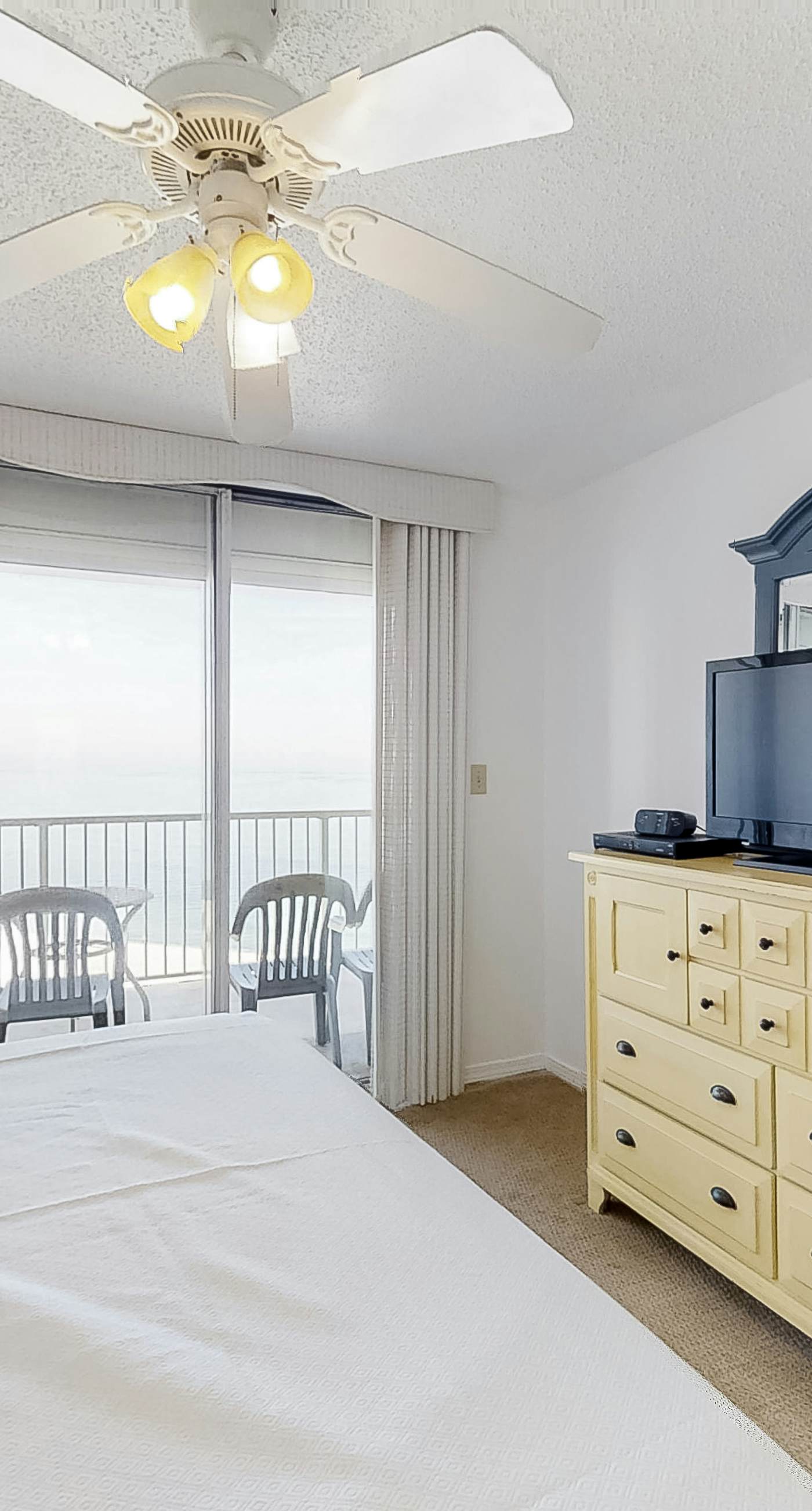 Fantastic condo with elevator, WiFi & central AC - beachfront Location