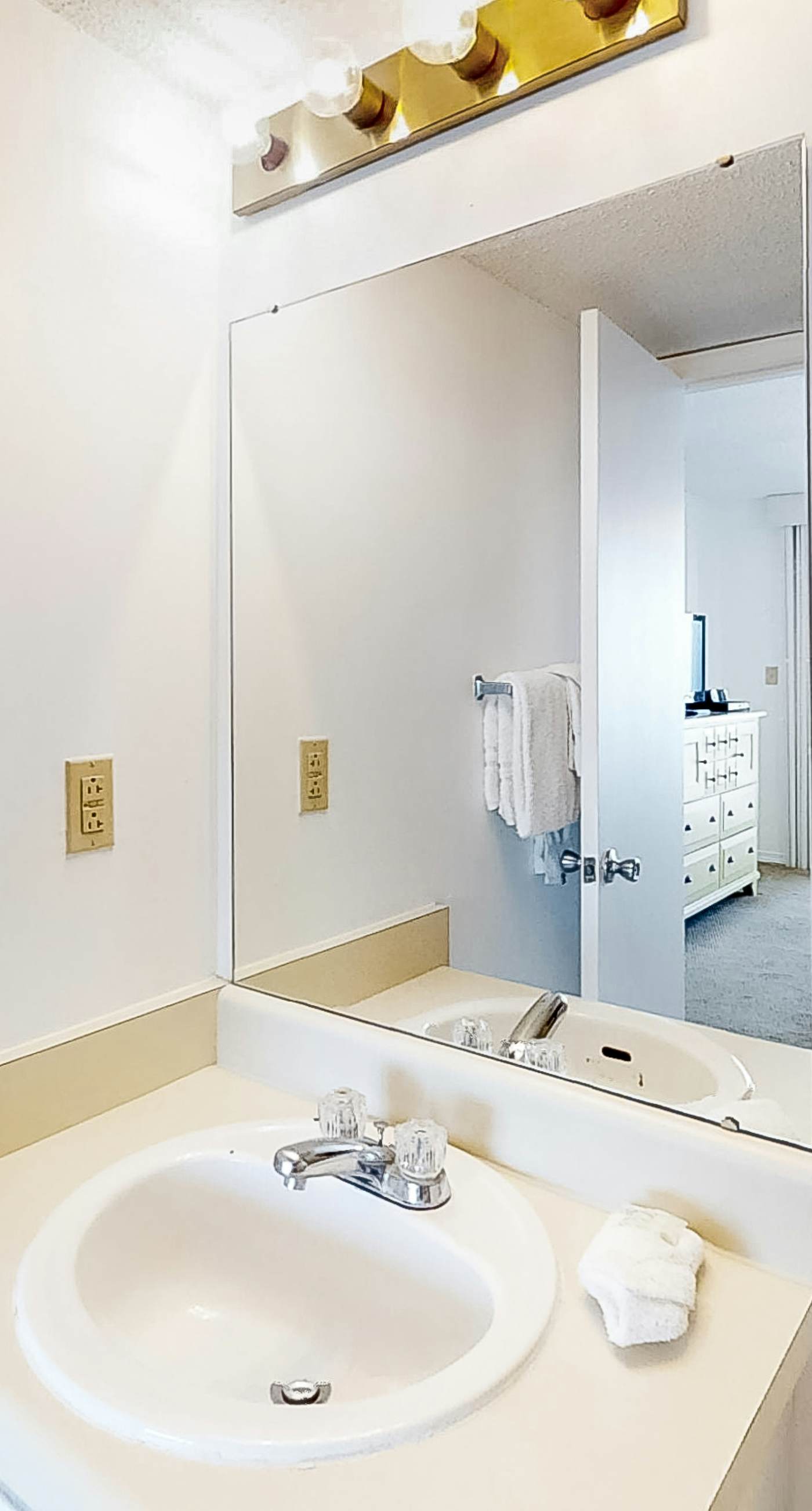 Fantastic condo with elevator, WiFi & central AC - beachfront Location