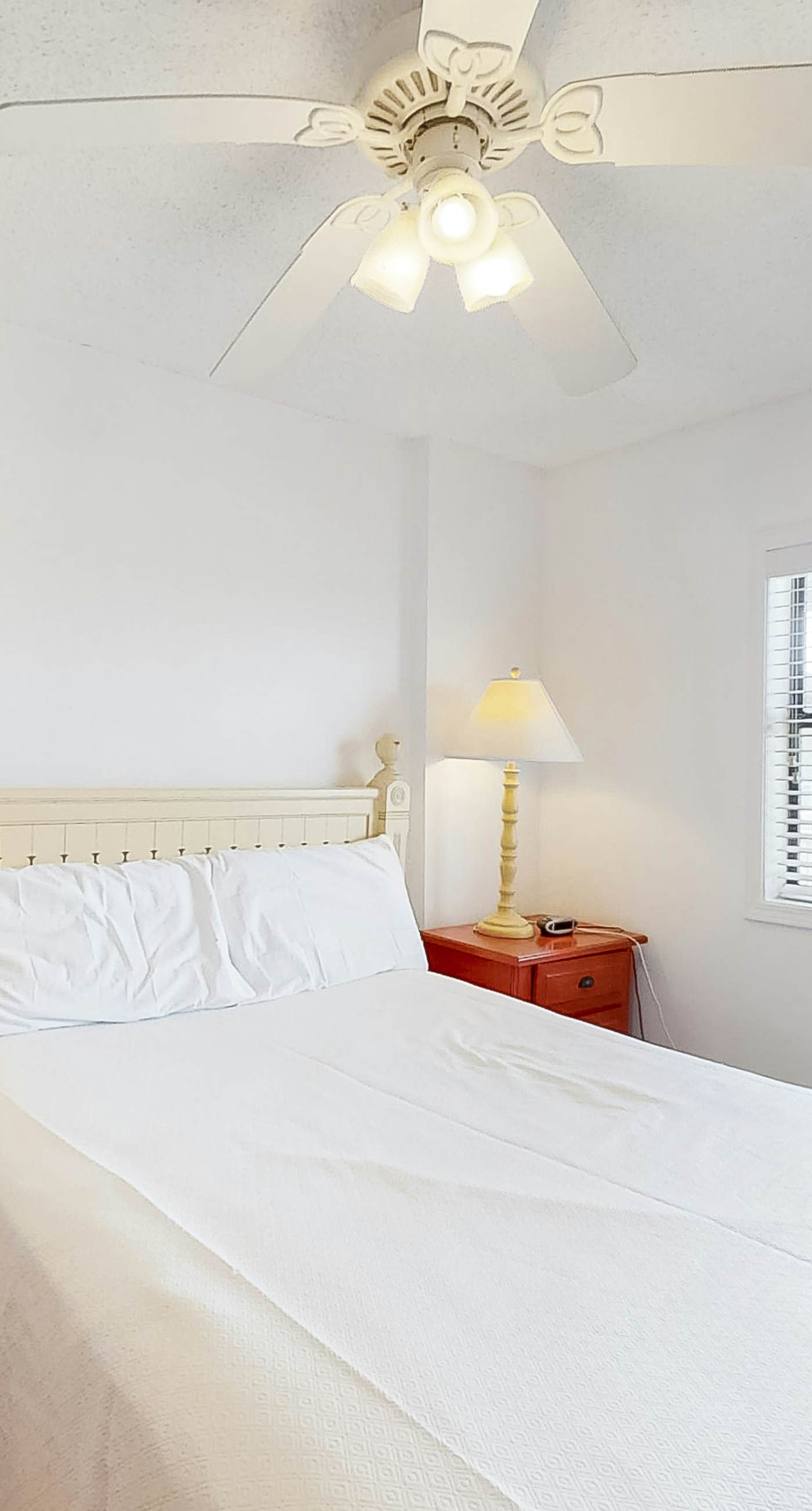 Fantastic condo with elevator, WiFi & central AC - beachfront Location