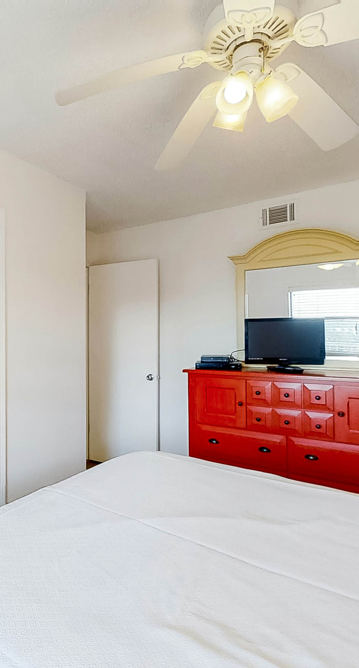 Fantastic condo with elevator, WiFi & central AC - beachfront Location