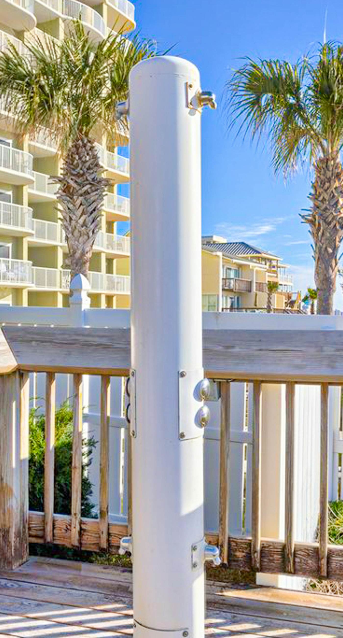 Fantastic condo with elevator, WiFi & central AC - beachfront Location