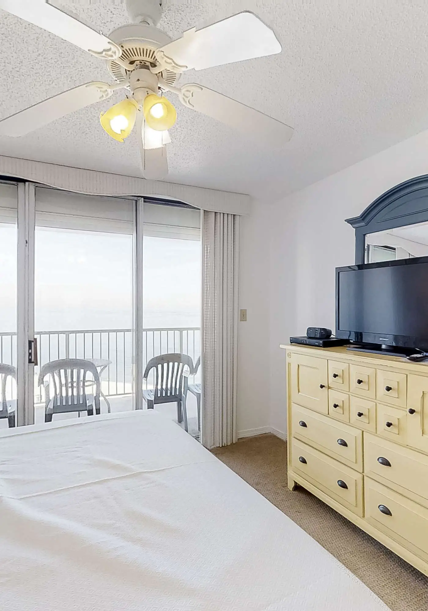 Fantastic condo with elevator, WiFi & central AC - beachfront Location