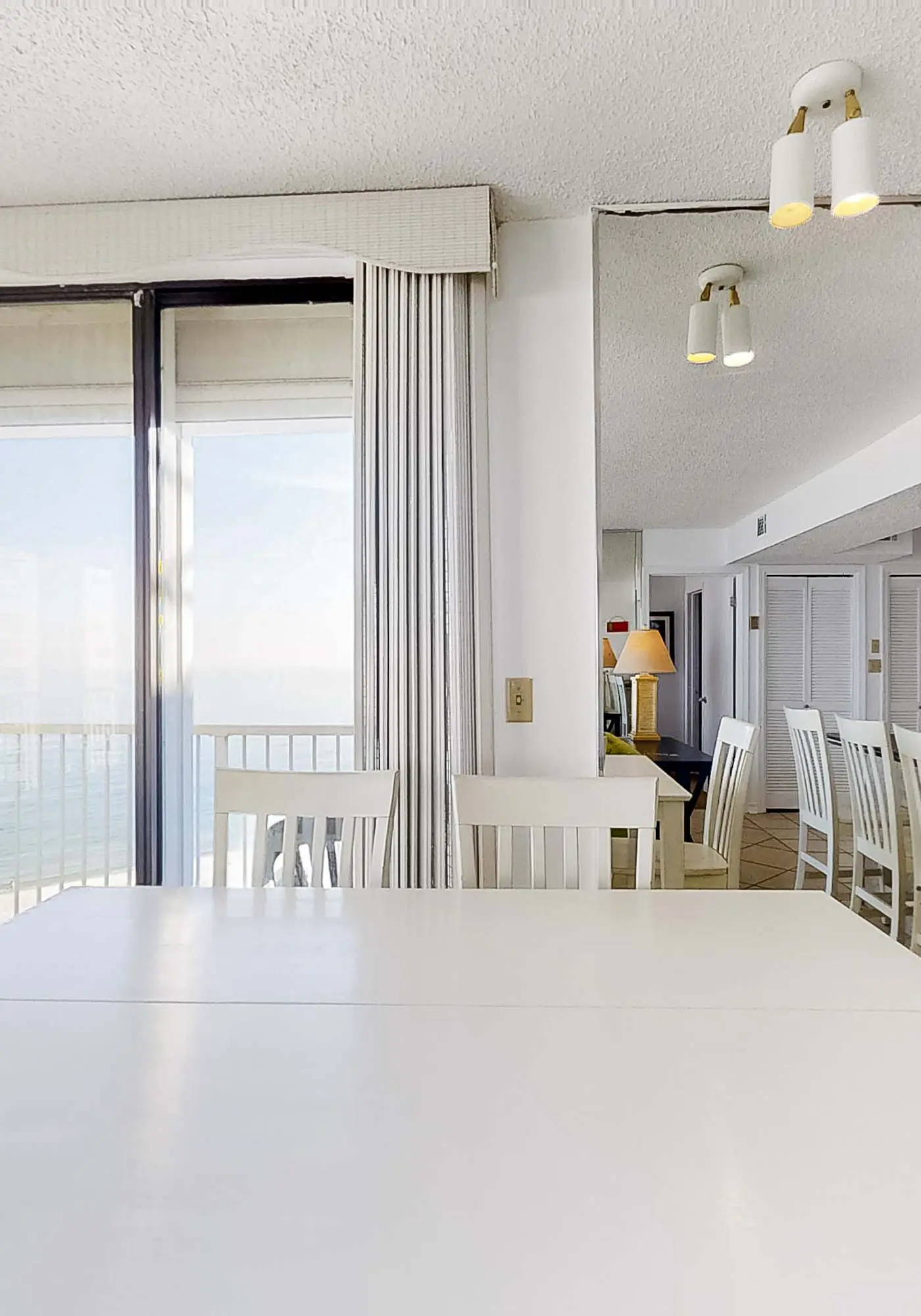Fantastic condo with elevator, WiFi & central AC - beachfront Location