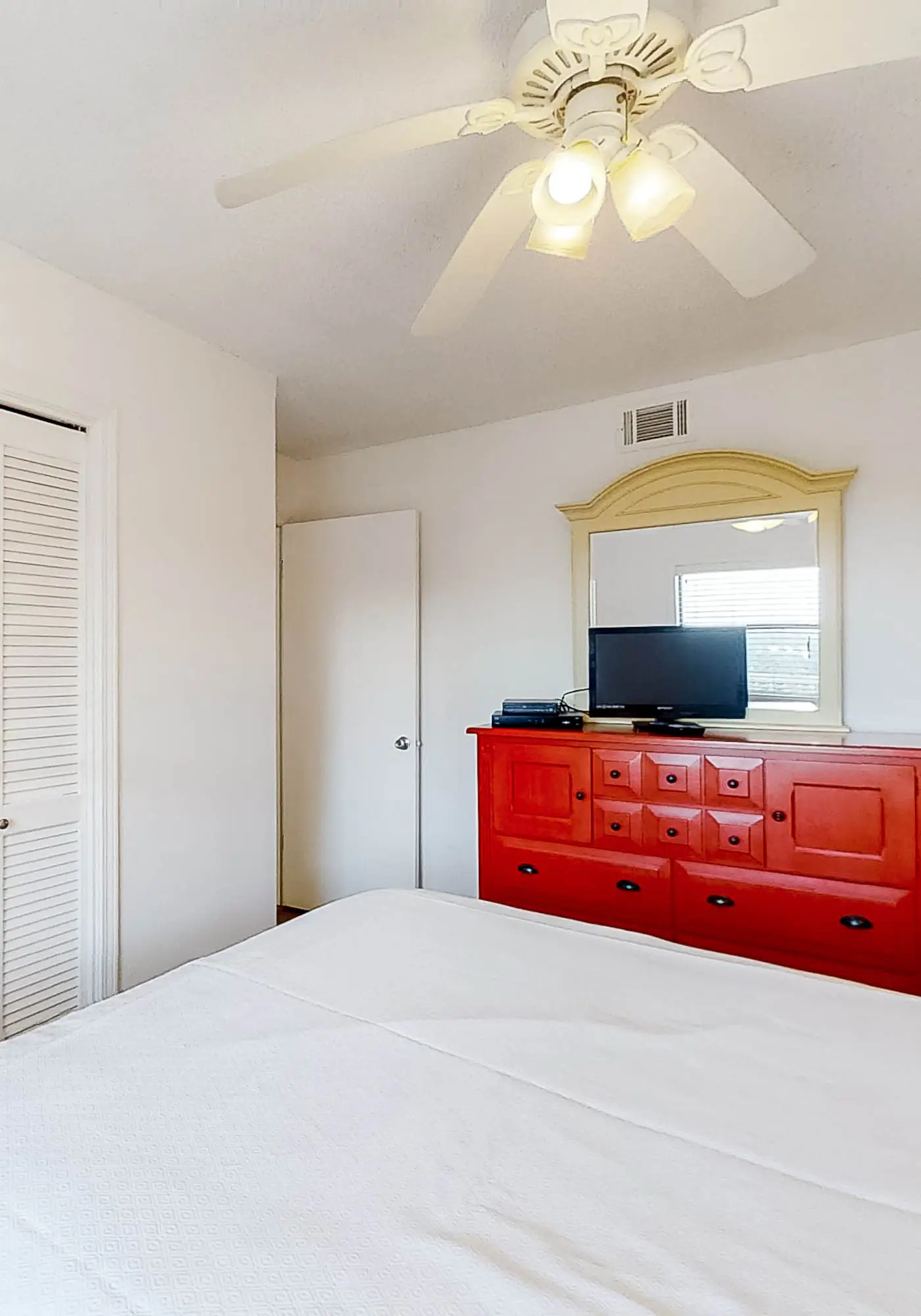 Fantastic condo with elevator, WiFi & central AC - beachfront Location