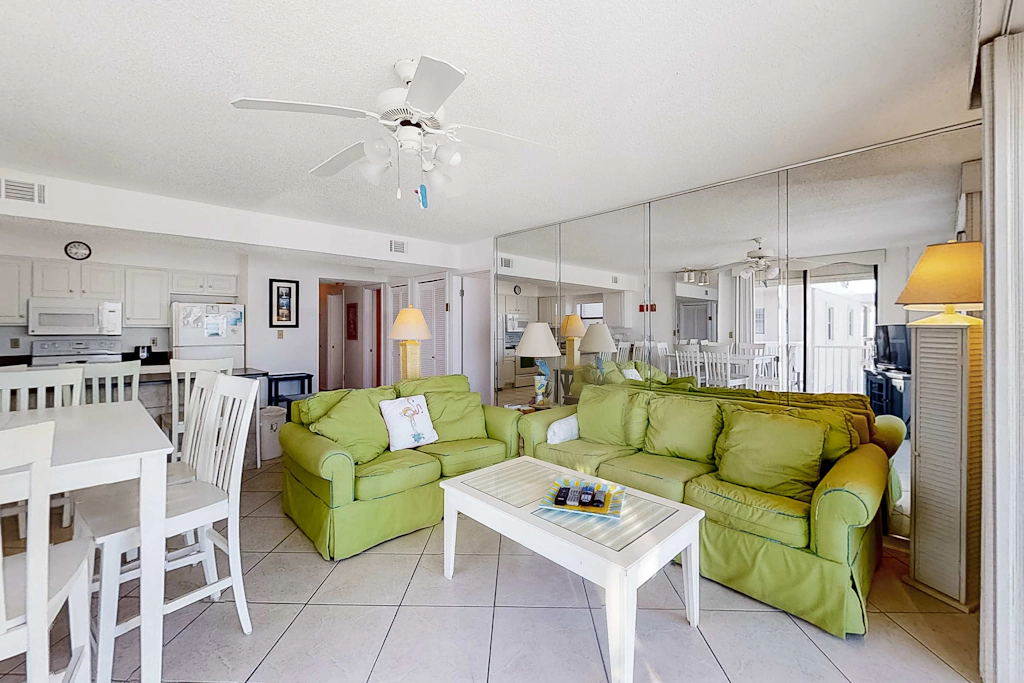 Fantastic condo with elevator, WiFi & central AC - beachfront Location