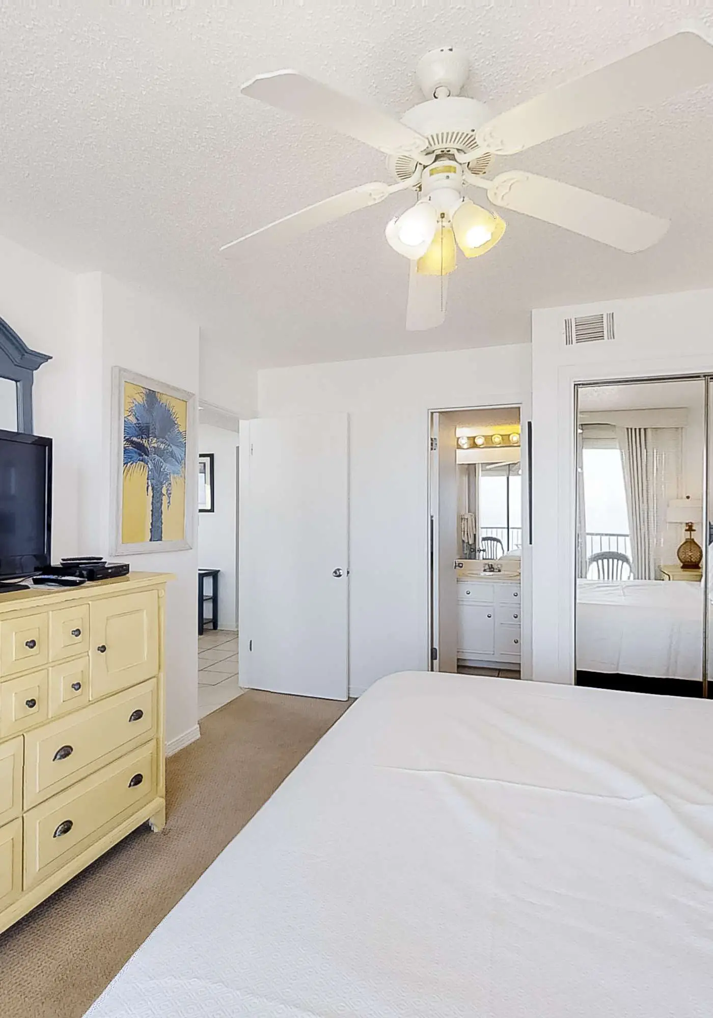 Fantastic condo with elevator, WiFi & central AC - beachfront Location