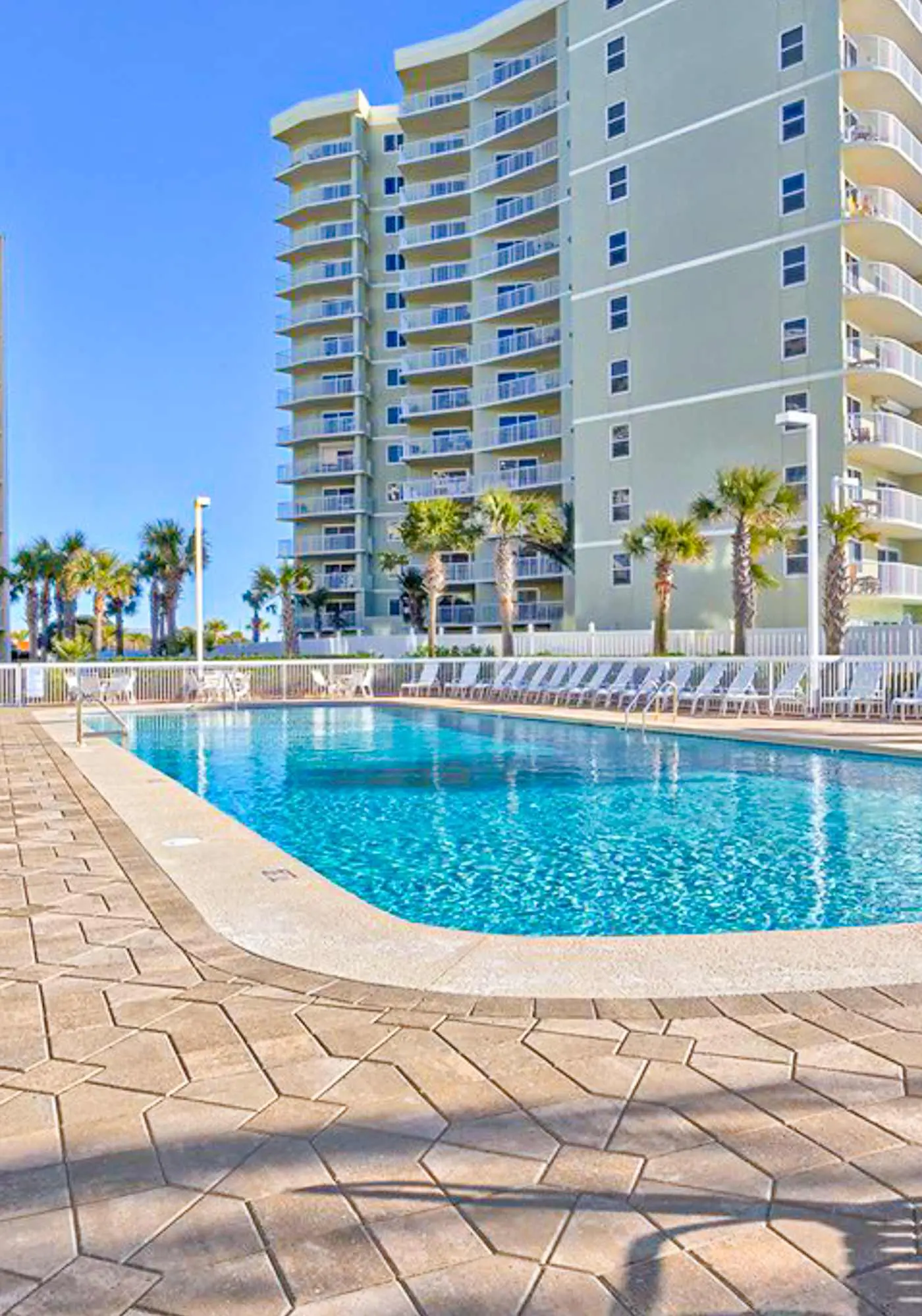 Fantastic condo with elevator, WiFi & central AC - beachfront Location