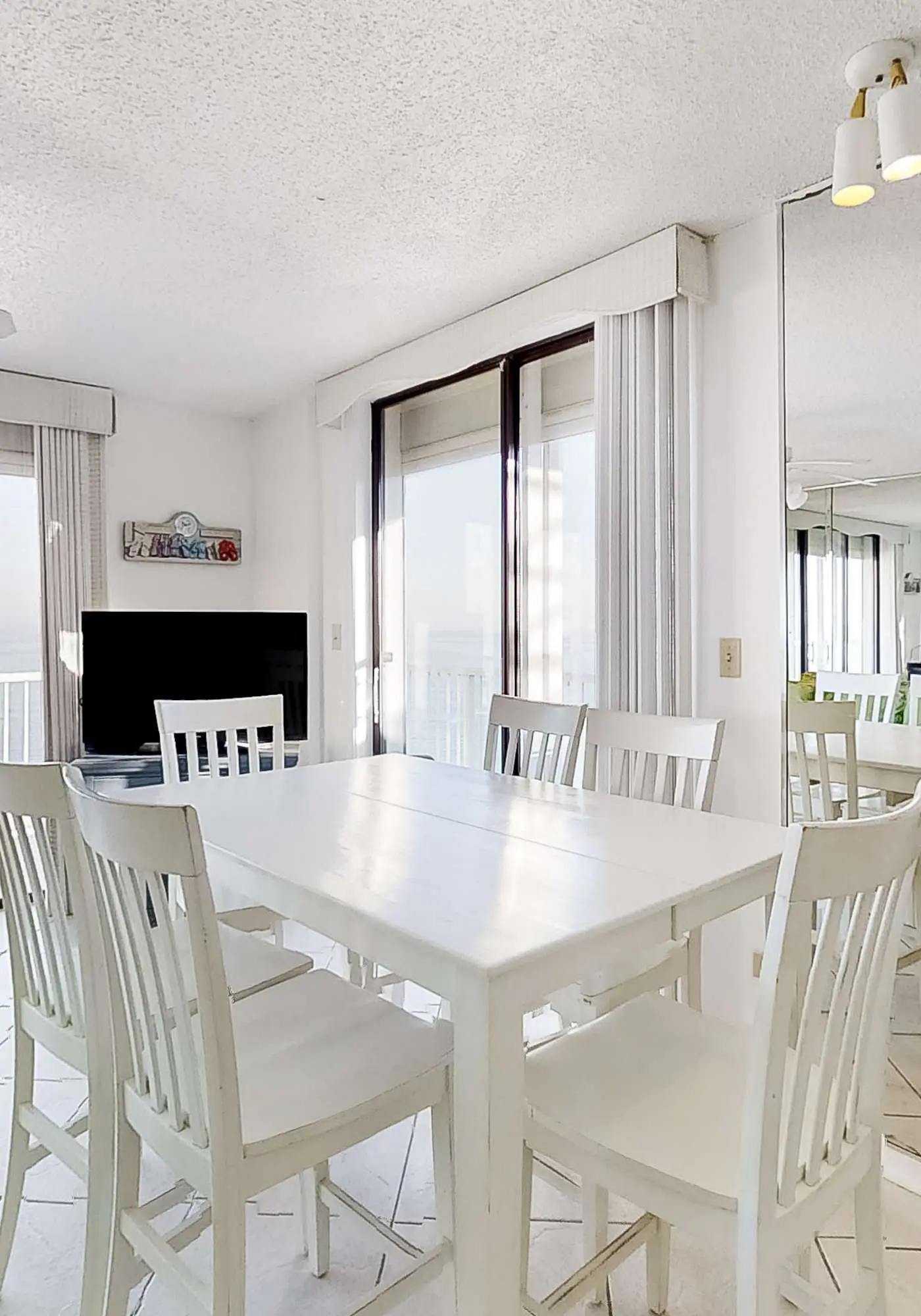 Fantastic condo with elevator, WiFi & central AC - beachfront Location