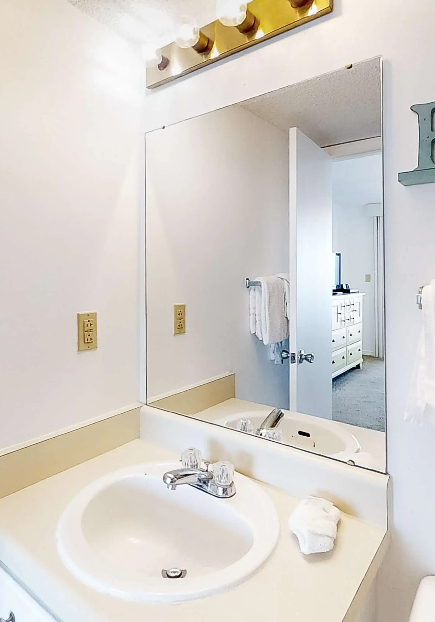 Fantastic condo with elevator, WiFi & central AC - beachfront Location