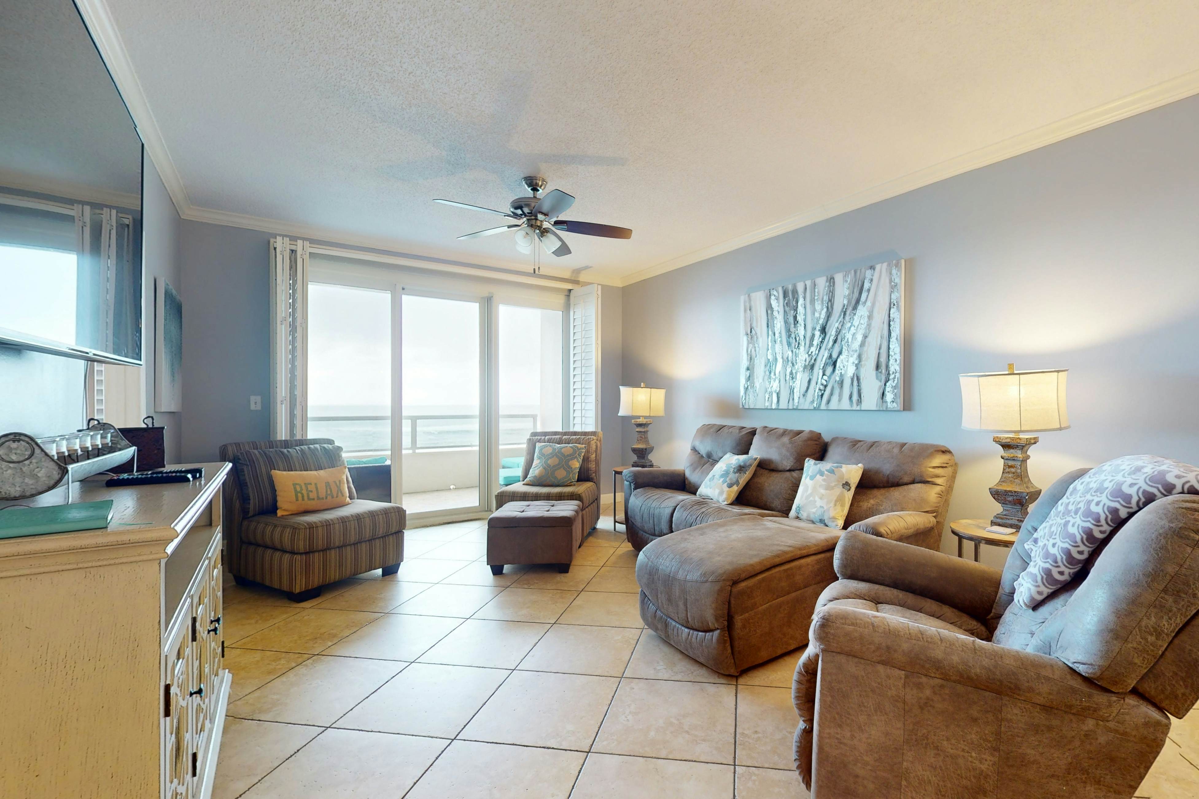 Beachfront condo with pool, tennis court breath taking balcony views & internet