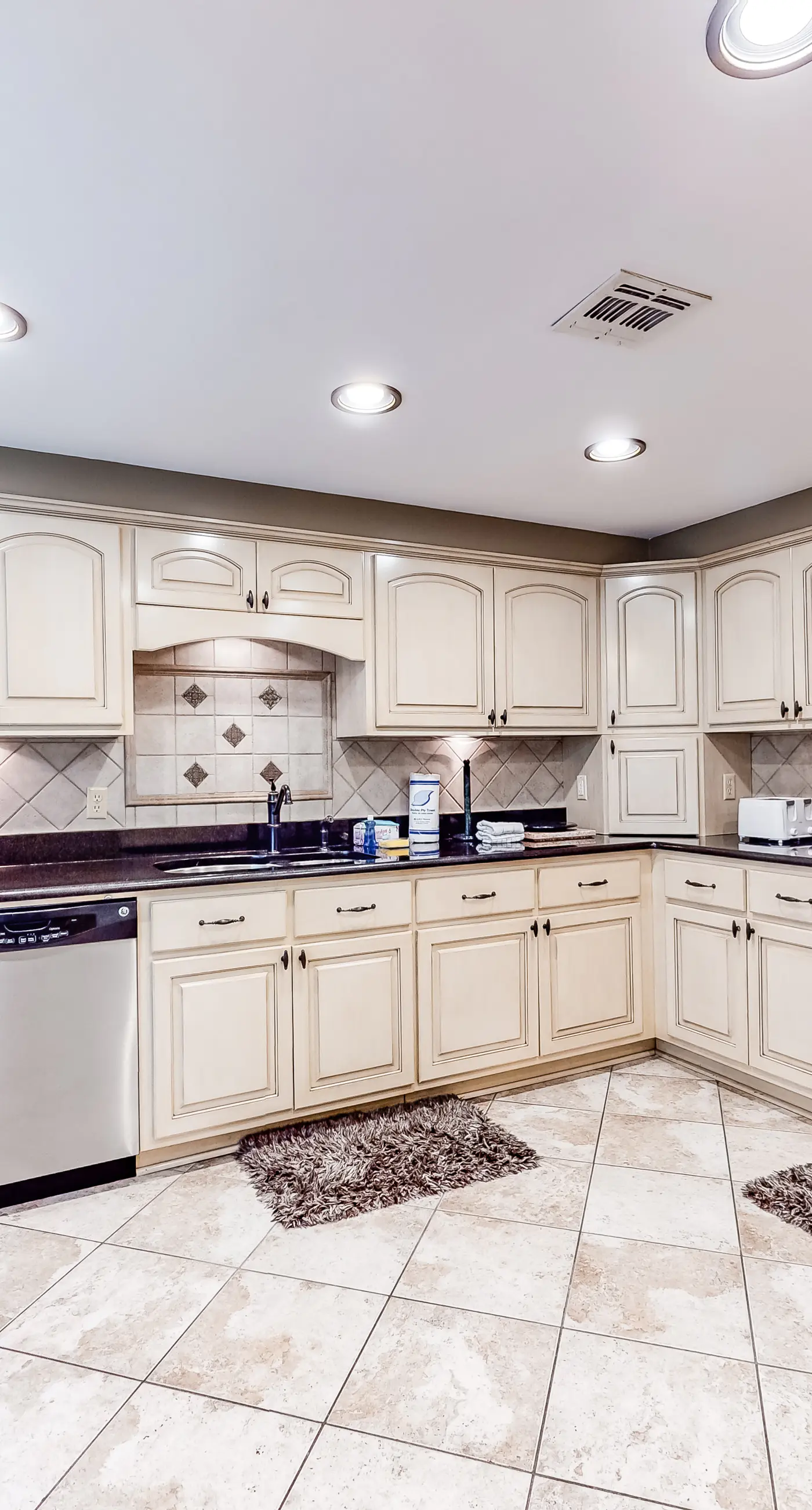 Ninth-Floor Condo in Beachfront Resort with Free WiFi, Shared Pool, Tennis Court