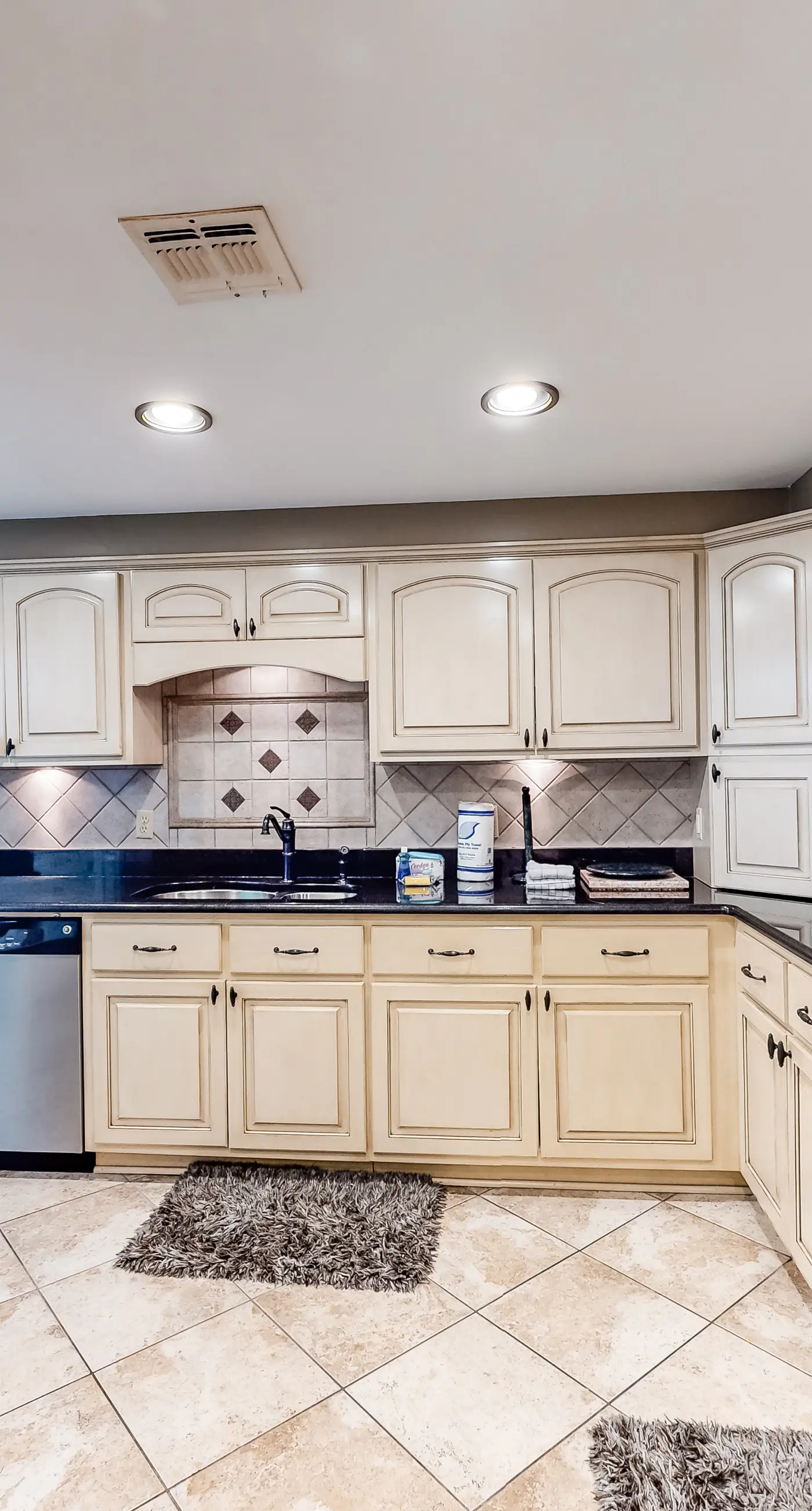 Ninth-Floor Condo in Beachfront Resort with Free WiFi, Shared Pool, Tennis Court