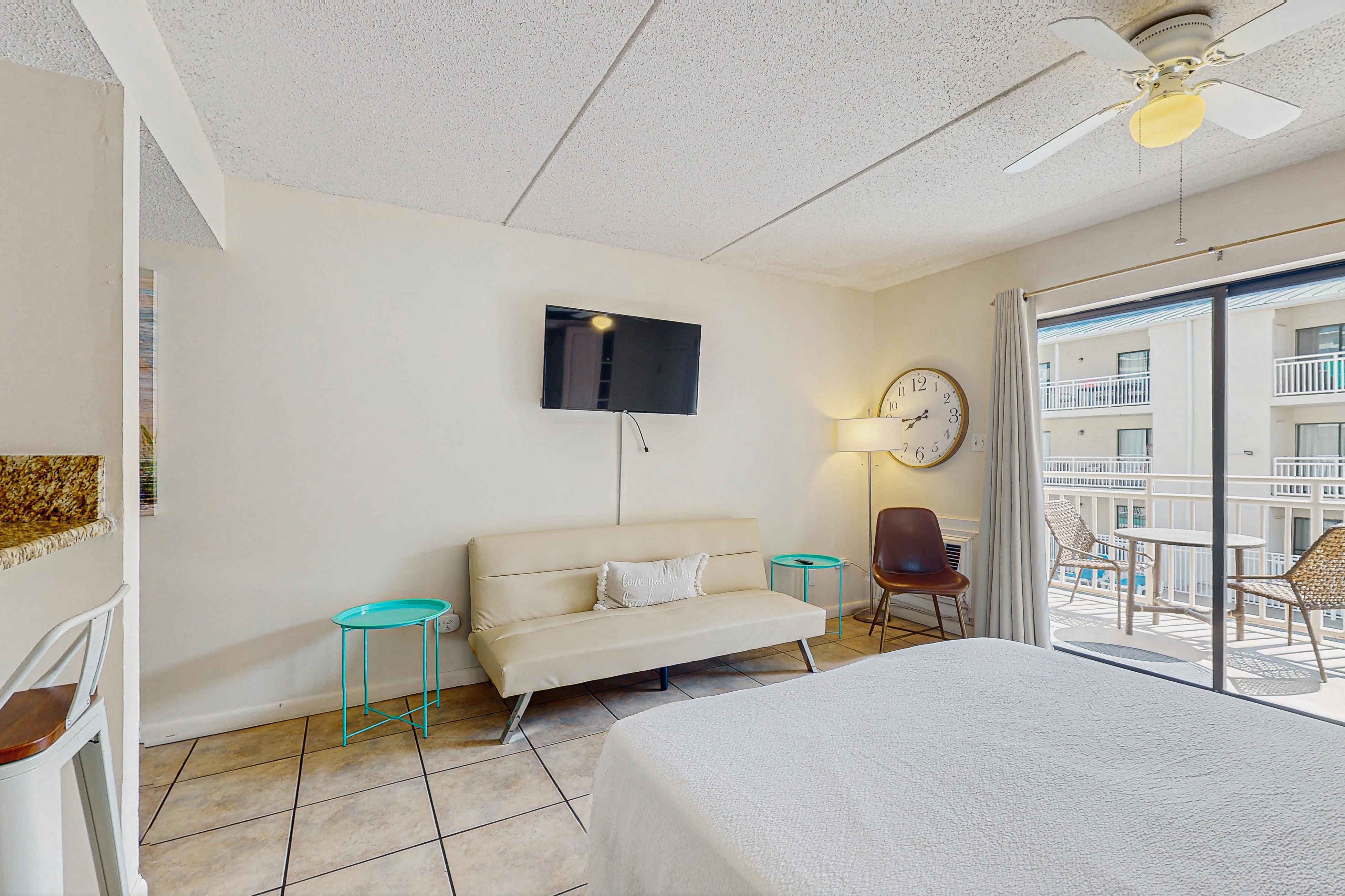 Colorful Condo w/ a Full Kitchen, Fast WiFi, Balcony, Shared Pool, Tennis Court