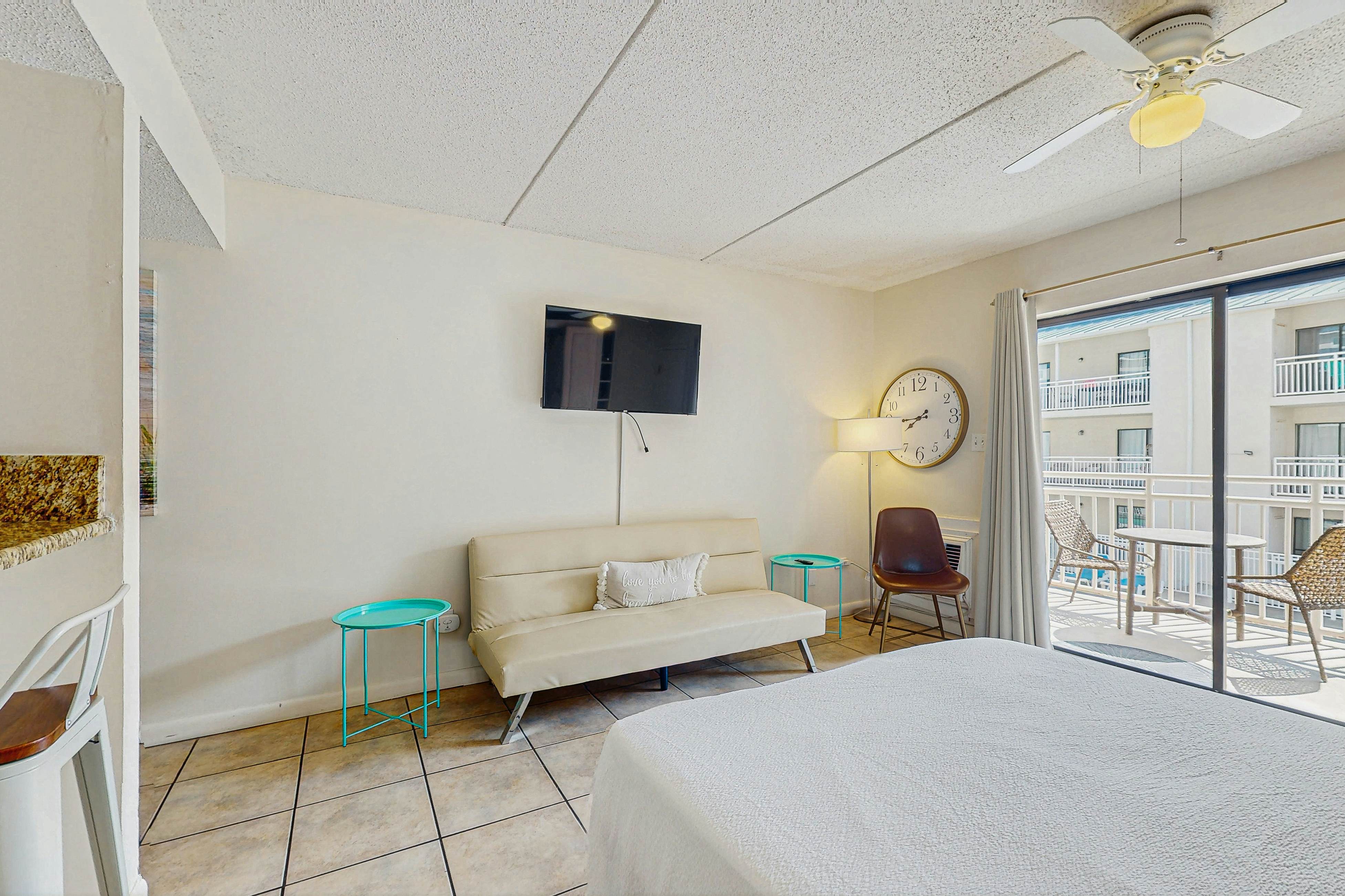 Colorful Condo w/ a Full Kitchen, Fast WiFi, Balcony, Shared Pool, Tennis Court