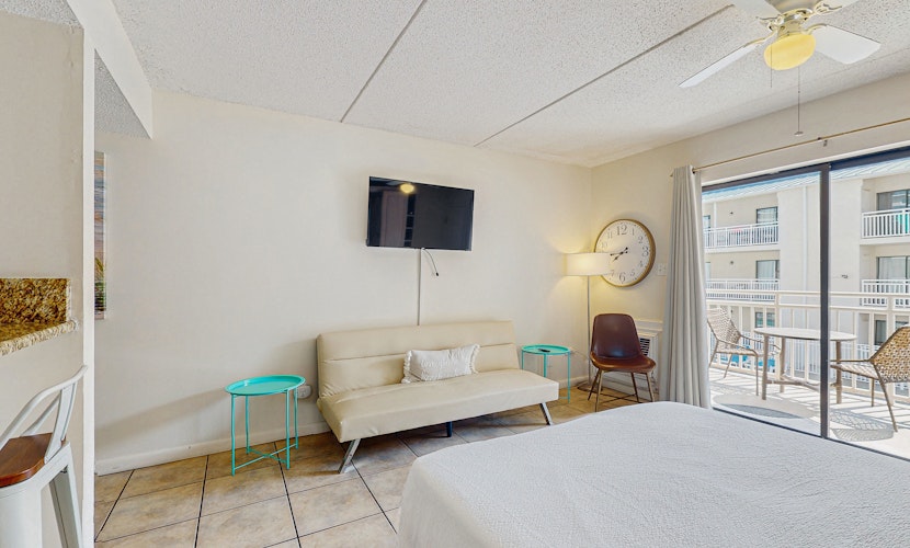 Colorful Condo w/ a Full Kitchen, Fast WiFi, Balcony, Shared Pool, Tennis Court