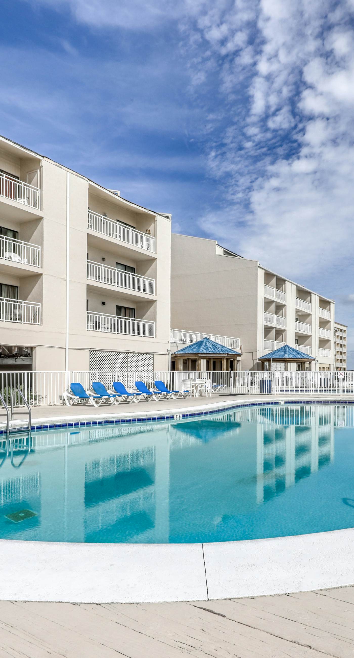 Colorful Condo w/ a Full Kitchen, Fast WiFi, Balcony, Shared Pool, Tennis Court