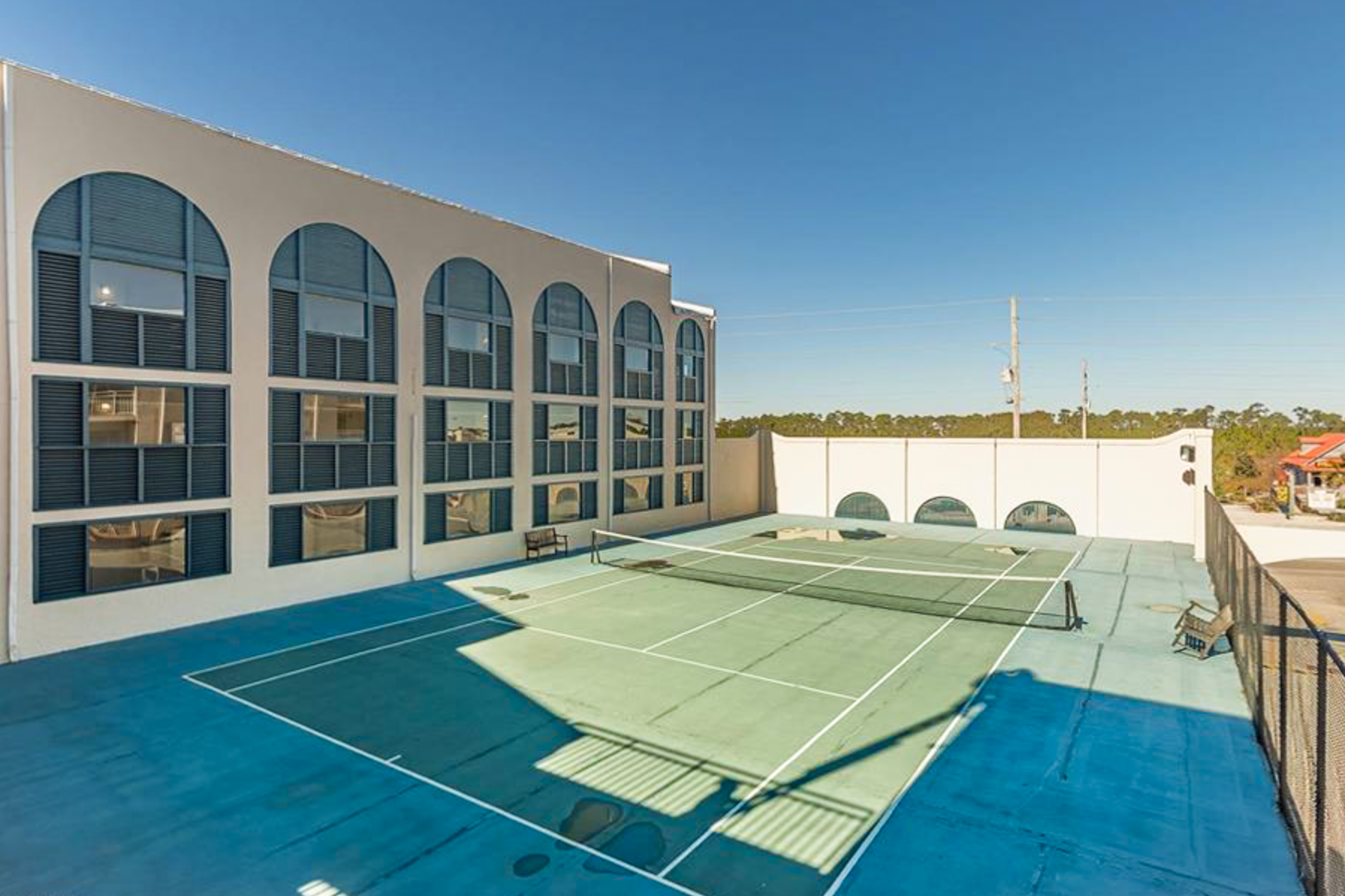 Colorful Condo w/ a Full Kitchen, Fast WiFi, Balcony, Shared Pool, Tennis Court