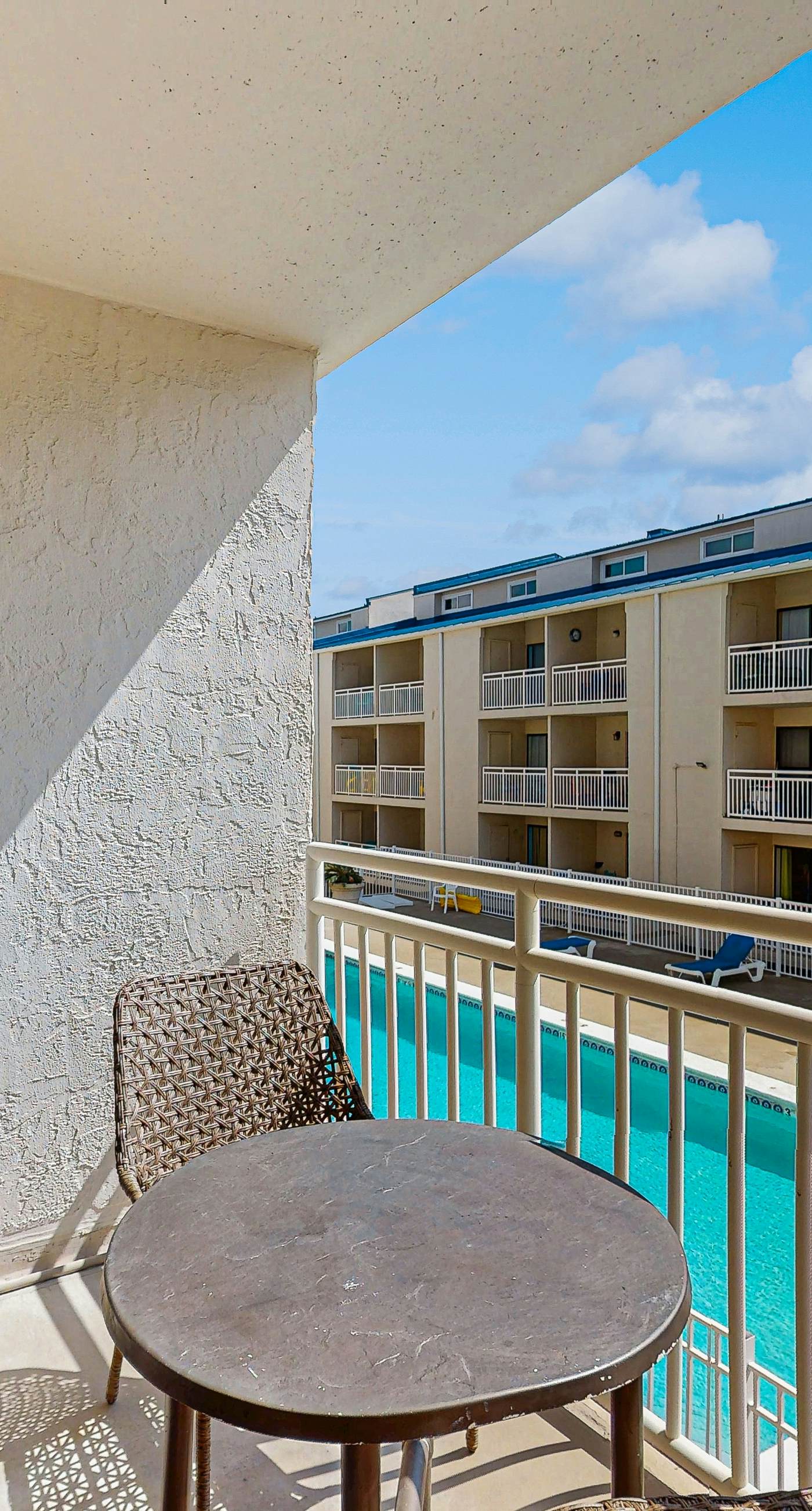 Colorful Condo w/ a Full Kitchen, Fast WiFi, Balcony, Shared Pool, Tennis Court