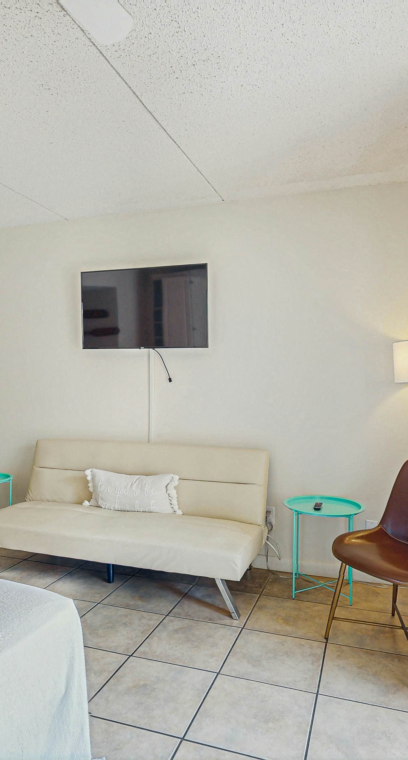 Colorful Condo w/ a Full Kitchen, Fast WiFi, Balcony, Shared Pool, Tennis Court