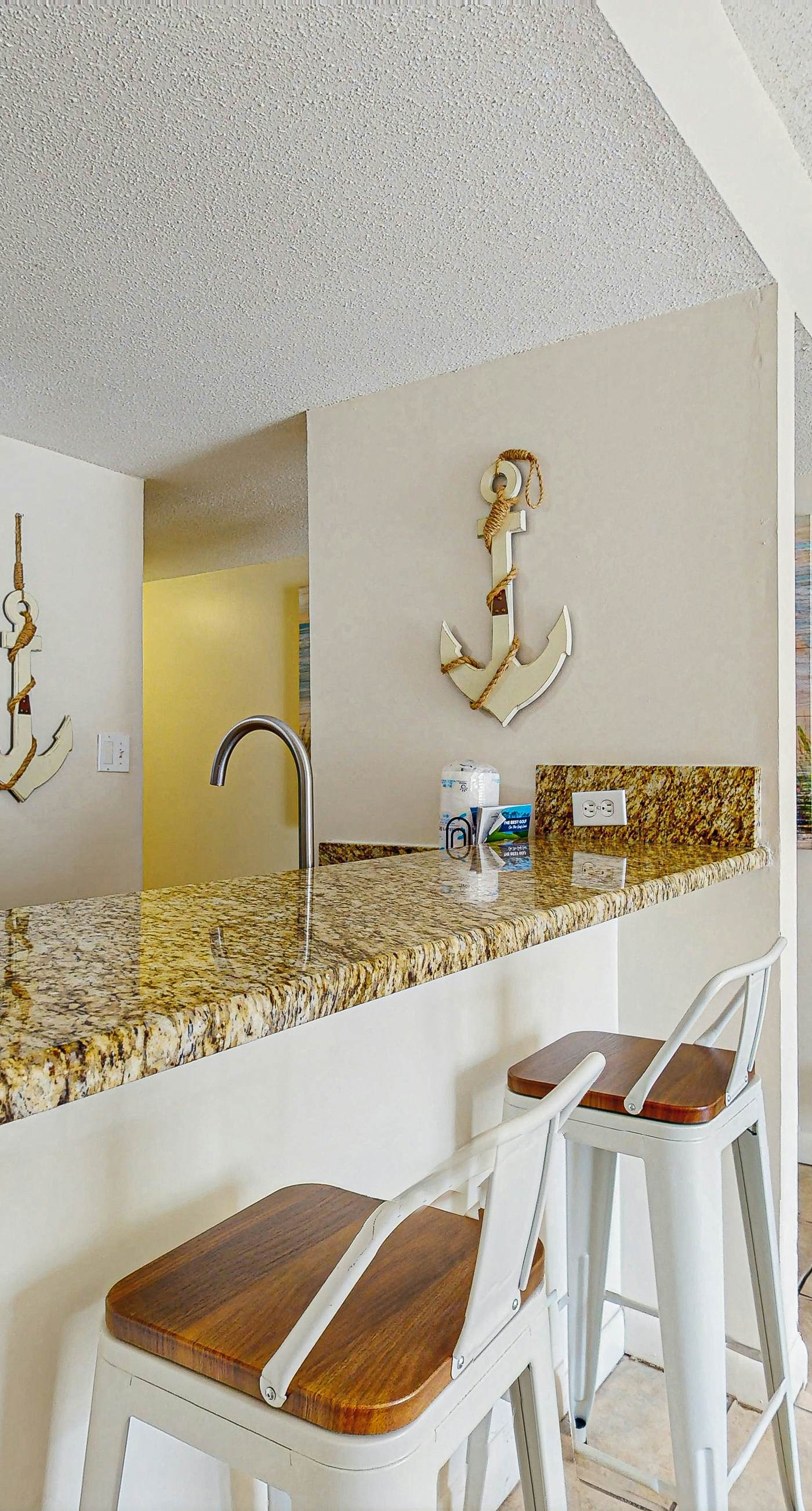 Colorful Condo w/ a Full Kitchen, Fast WiFi, Balcony, Shared Pool, Tennis Court