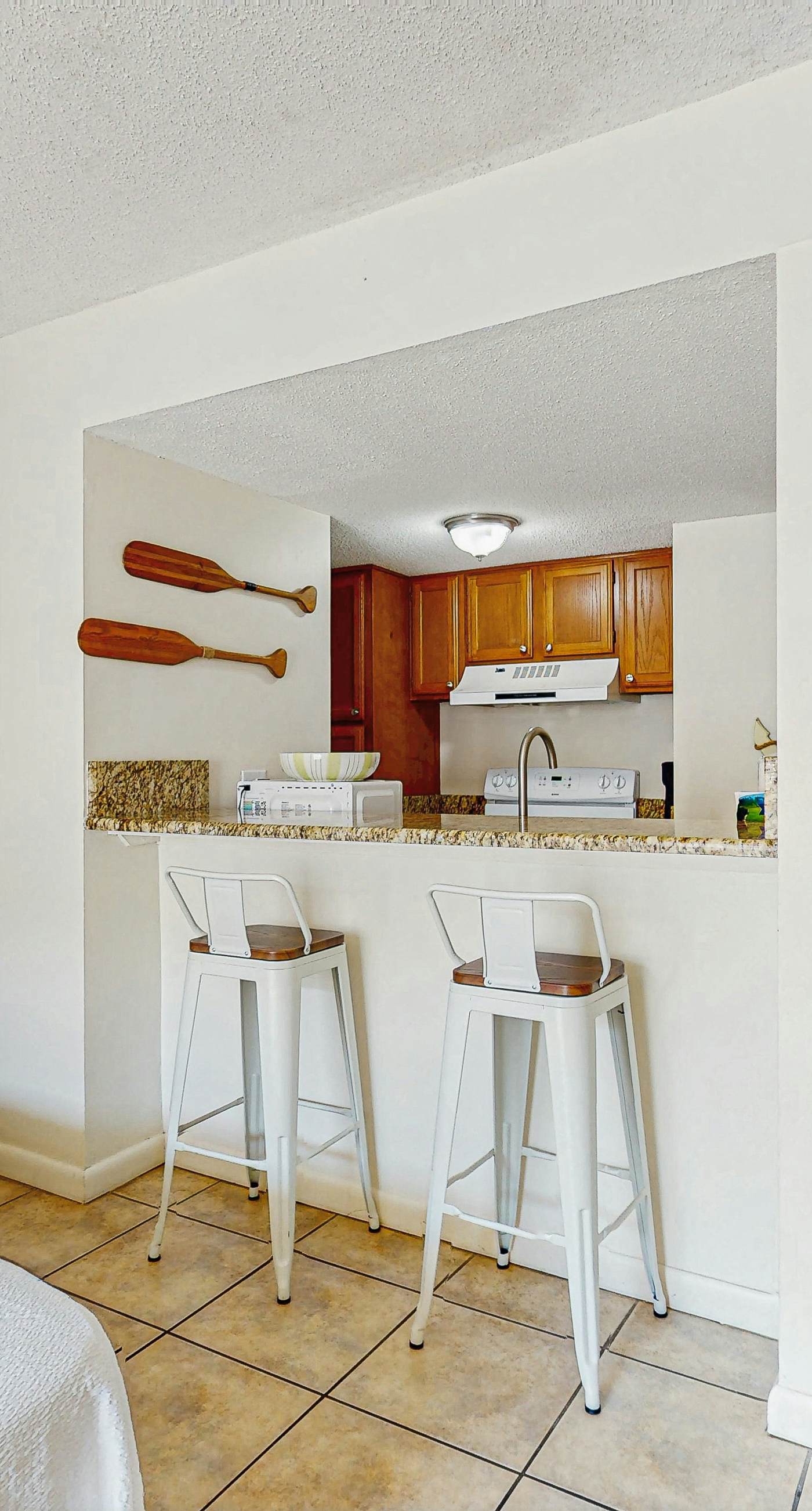 Colorful Condo w/ a Full Kitchen, Fast WiFi, Balcony, Shared Pool, Tennis Court