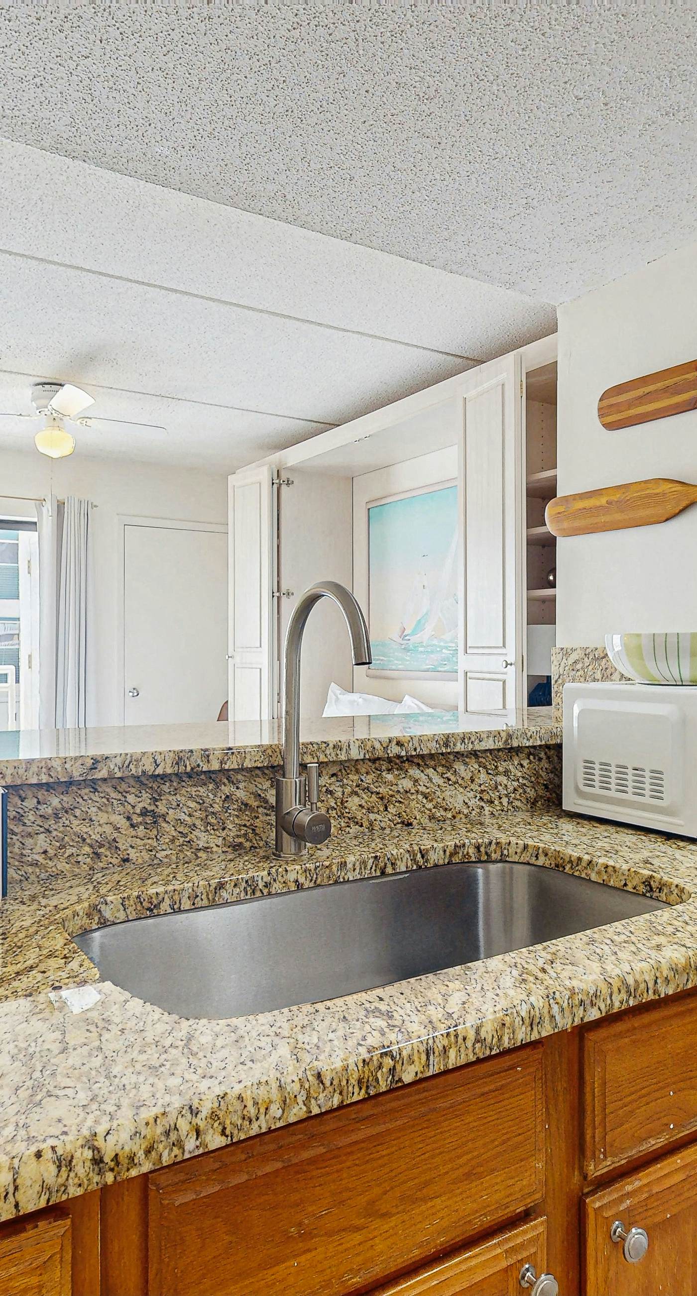 Colorful Condo w/ a Full Kitchen, Fast WiFi, Balcony, Shared Pool, Tennis Court