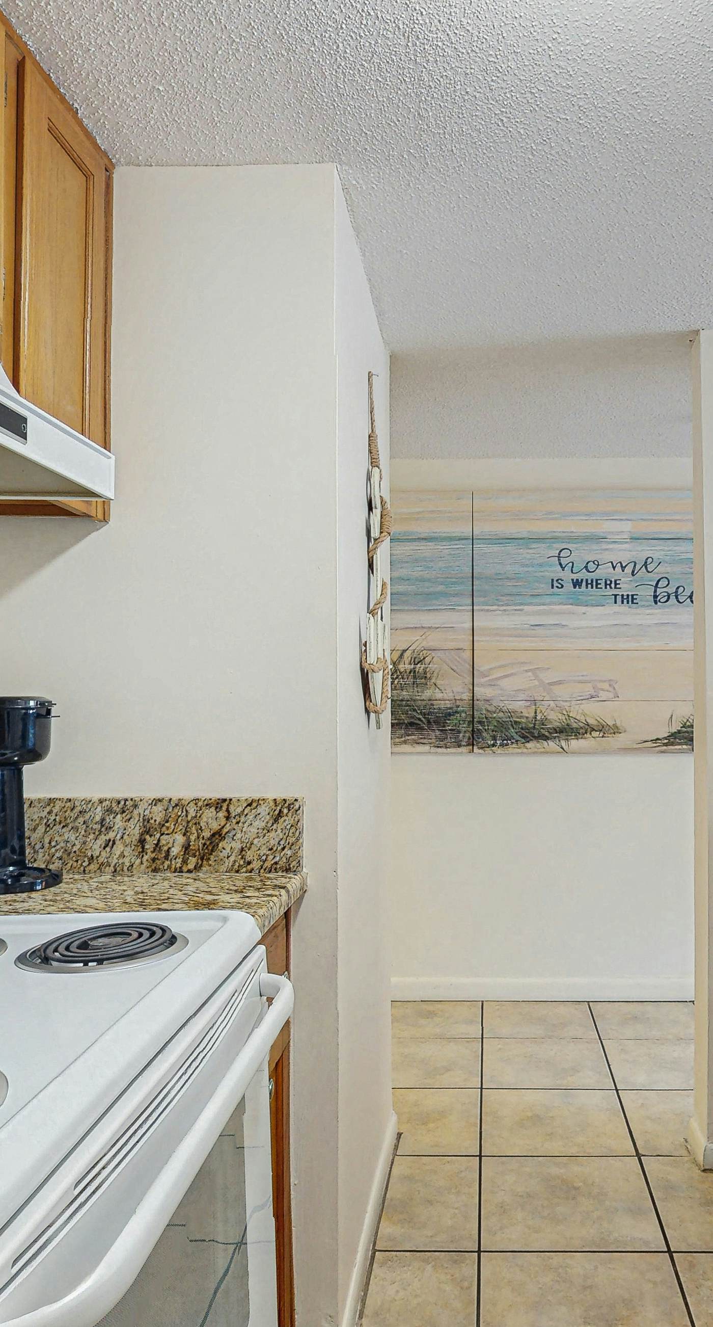 Colorful Condo w/ a Full Kitchen, Fast WiFi, Balcony, Shared Pool, Tennis Court