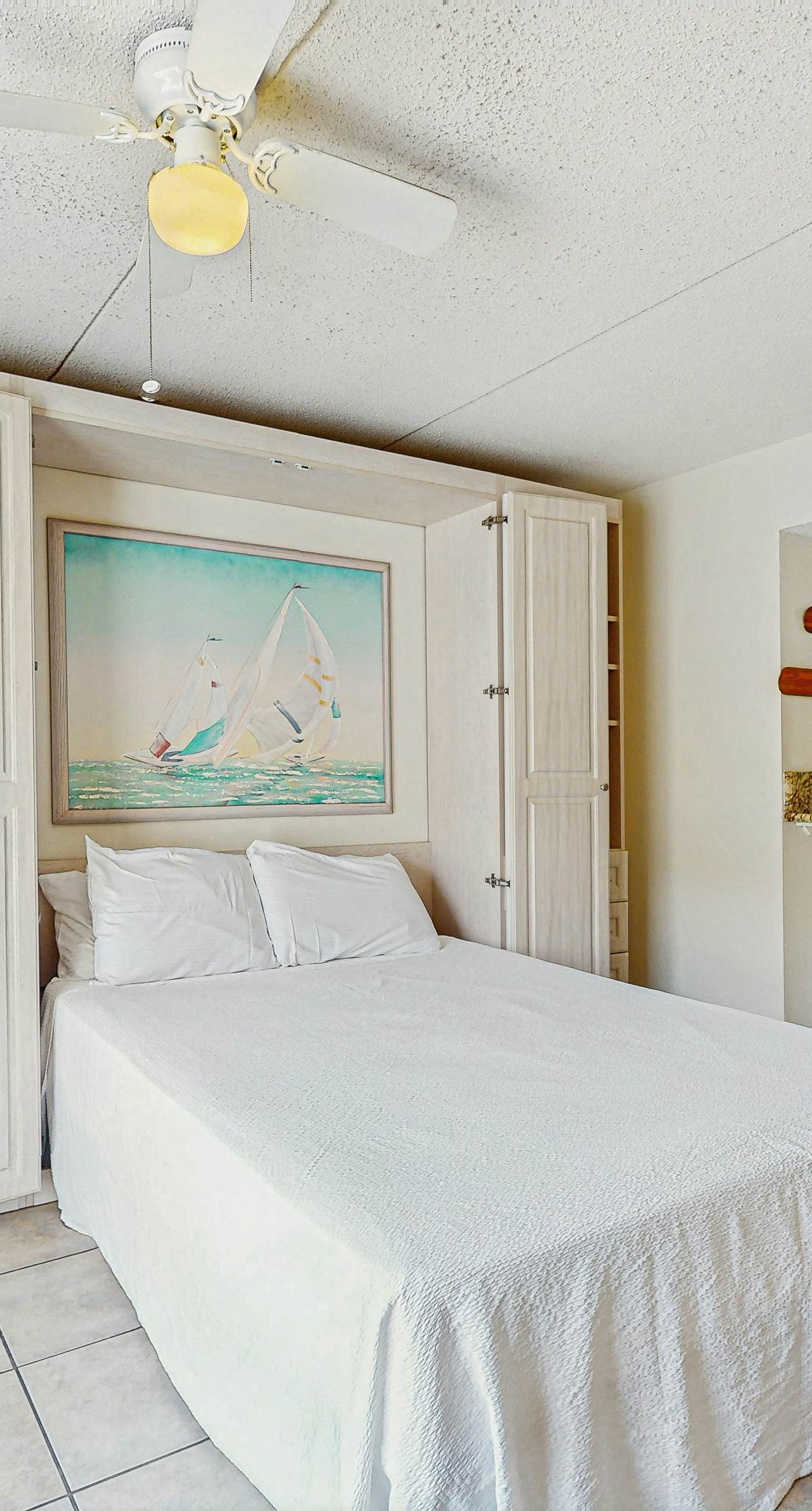 Colorful Condo w/ a Full Kitchen, Fast WiFi, Balcony, Shared Pool, Tennis Court