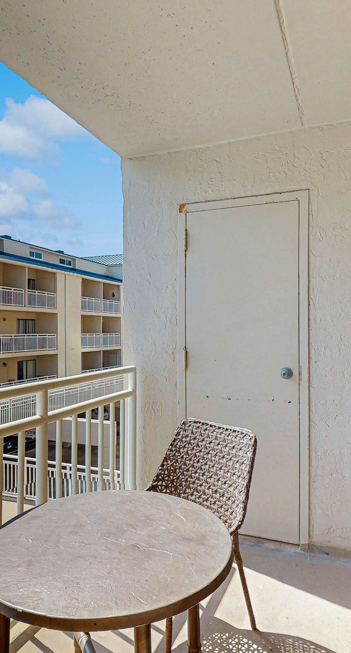 Colorful Condo w/ a Full Kitchen, Fast WiFi, Balcony, Shared Pool, Tennis Court