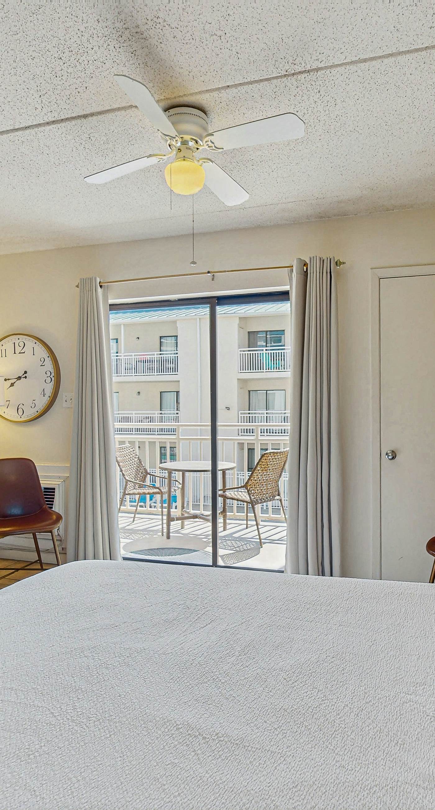 Colorful Condo w/ a Full Kitchen, Fast WiFi, Balcony, Shared Pool, Tennis Court