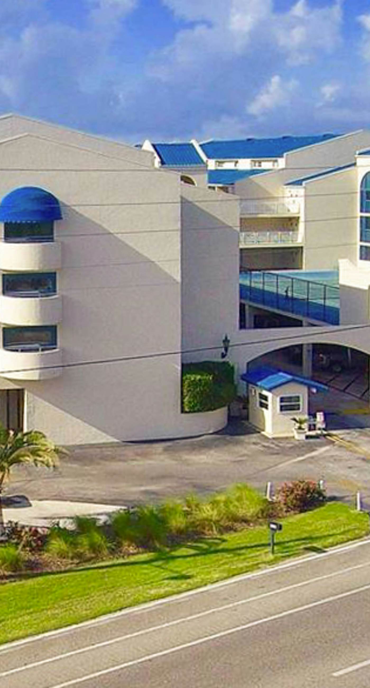 Colorful Condo w/ a Full Kitchen, Fast WiFi, Balcony, Shared Pool, Tennis Court