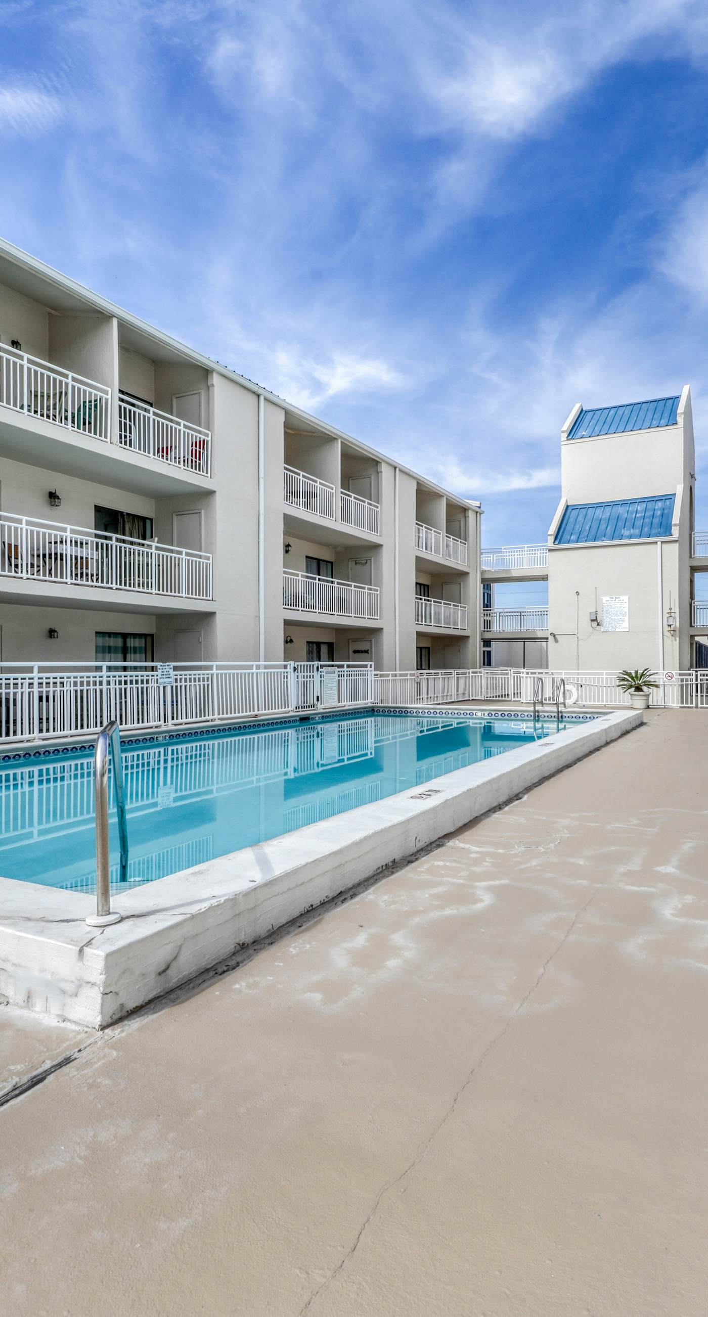 Colorful Condo w/ a Full Kitchen, Fast WiFi, Balcony, Shared Pool, Tennis Court