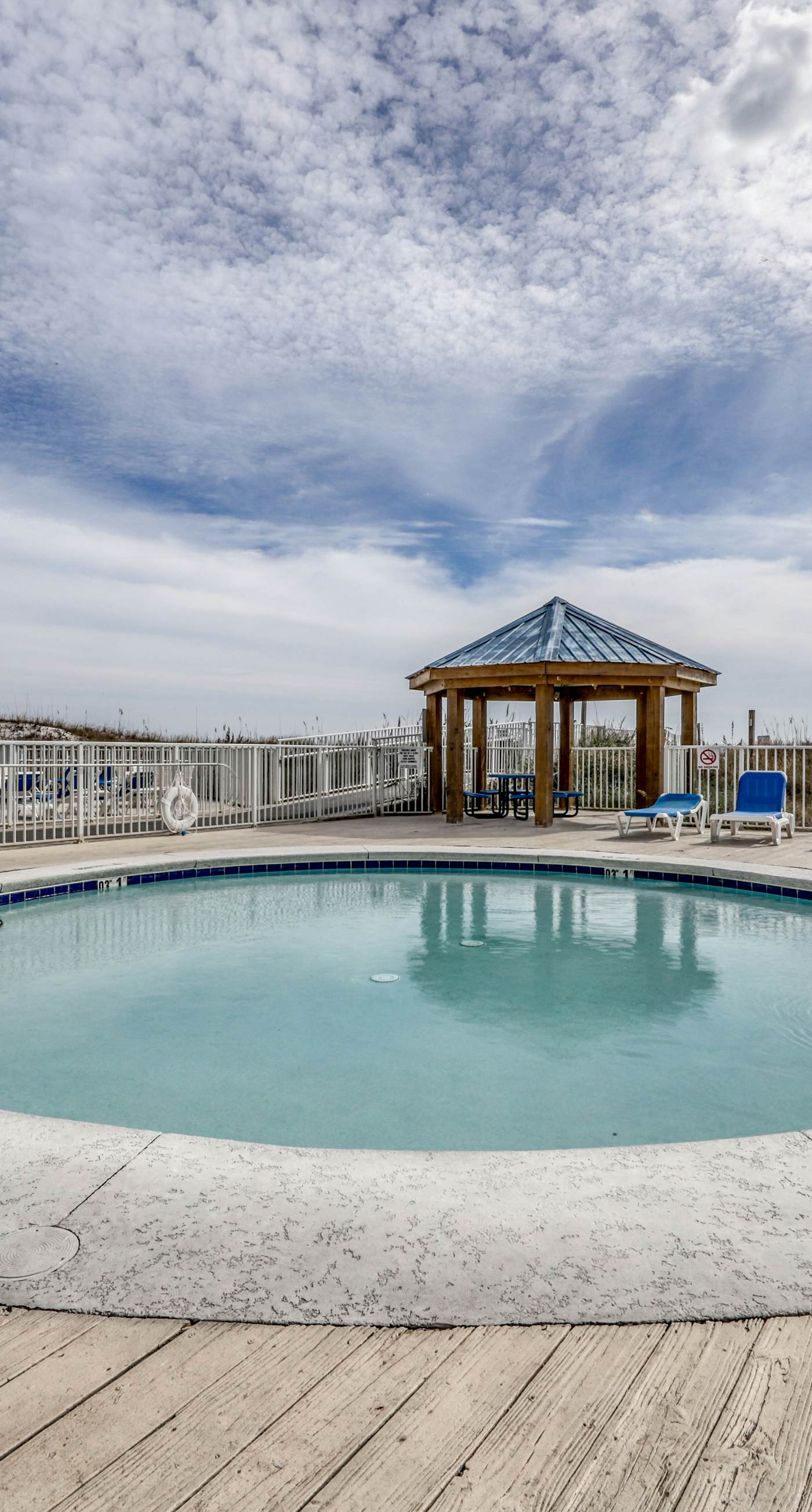 Colorful Condo w/ a Full Kitchen, Fast WiFi, Balcony, Shared Pool, Tennis Court