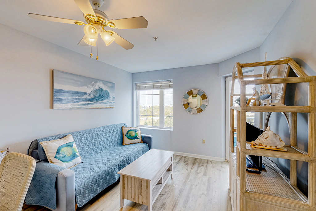 Gulf-View Condo with Balcony, WiFi, Shared Pool & Gym - Steps from Beach