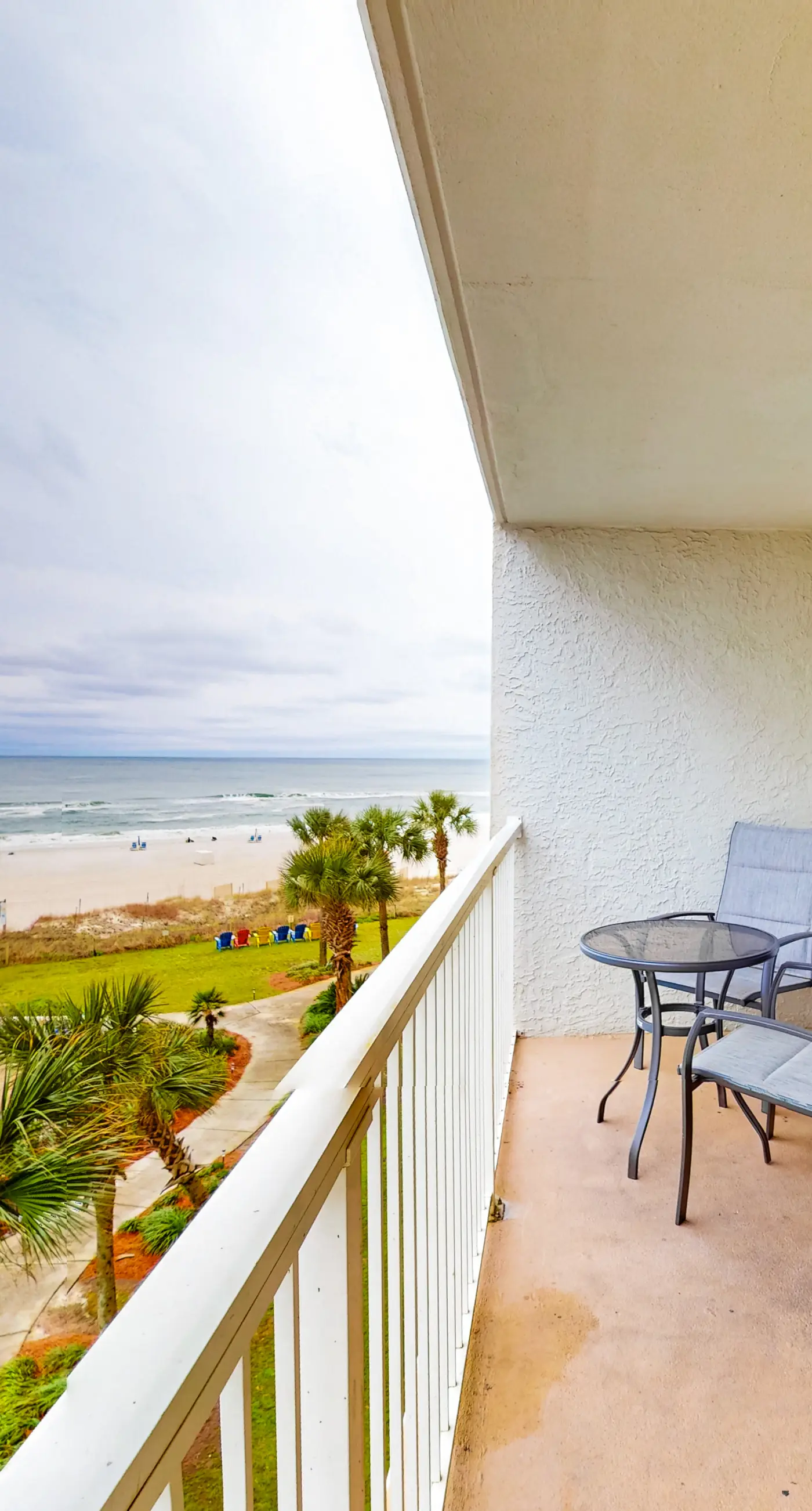 Excellent resort suite in beachfront location with WiFi, pool & elevator