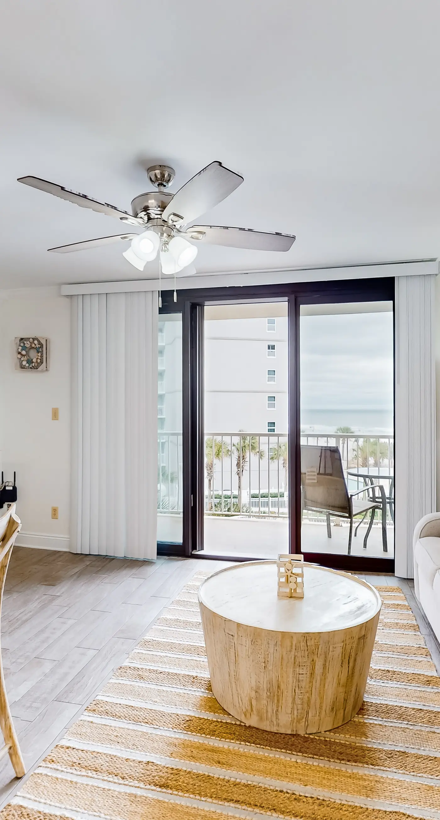 Excellent resort suite in beachfront location with WiFi, pool & elevator