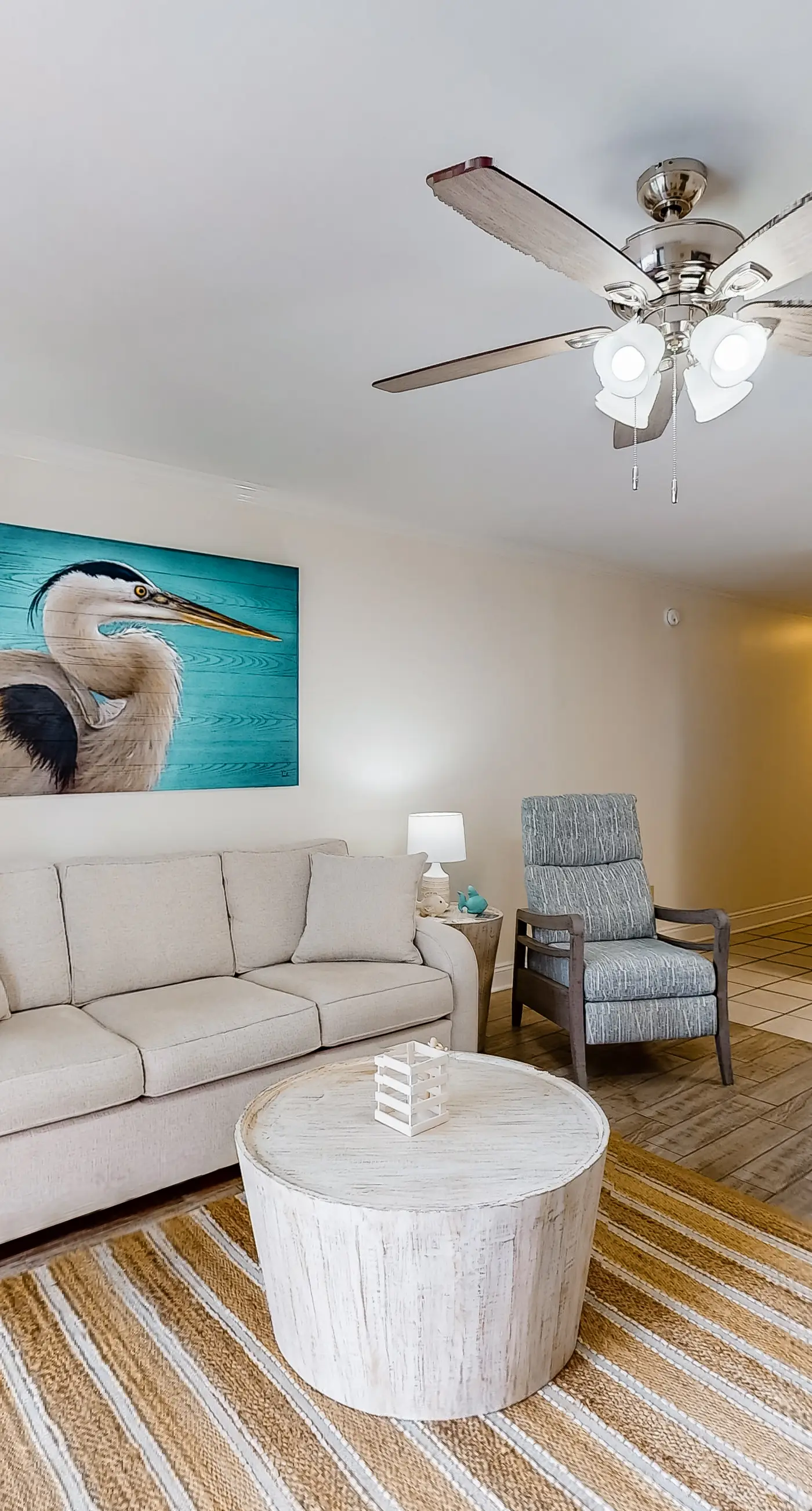 Excellent resort suite in beachfront location with WiFi, pool & elevator