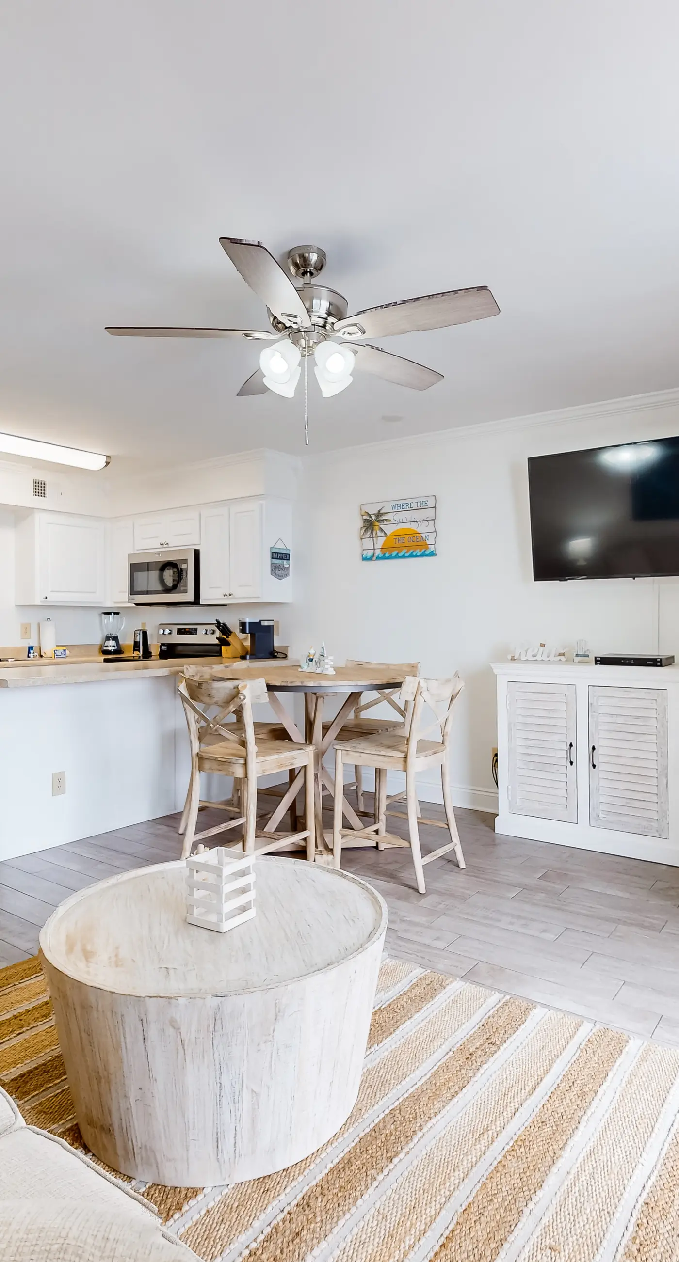 Excellent resort suite in beachfront location with WiFi, pool & elevator