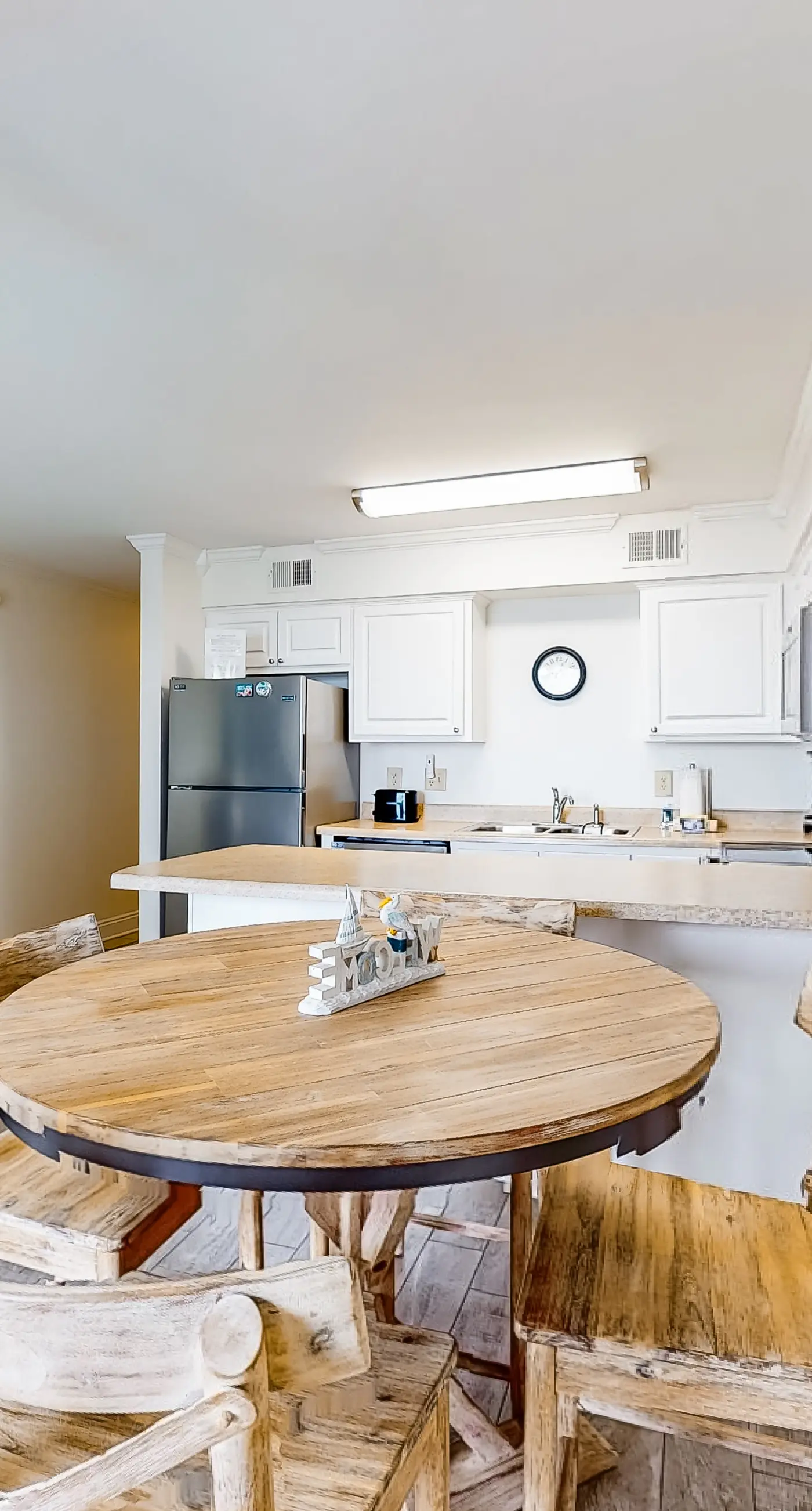 Excellent resort suite in beachfront location with WiFi, pool & elevator