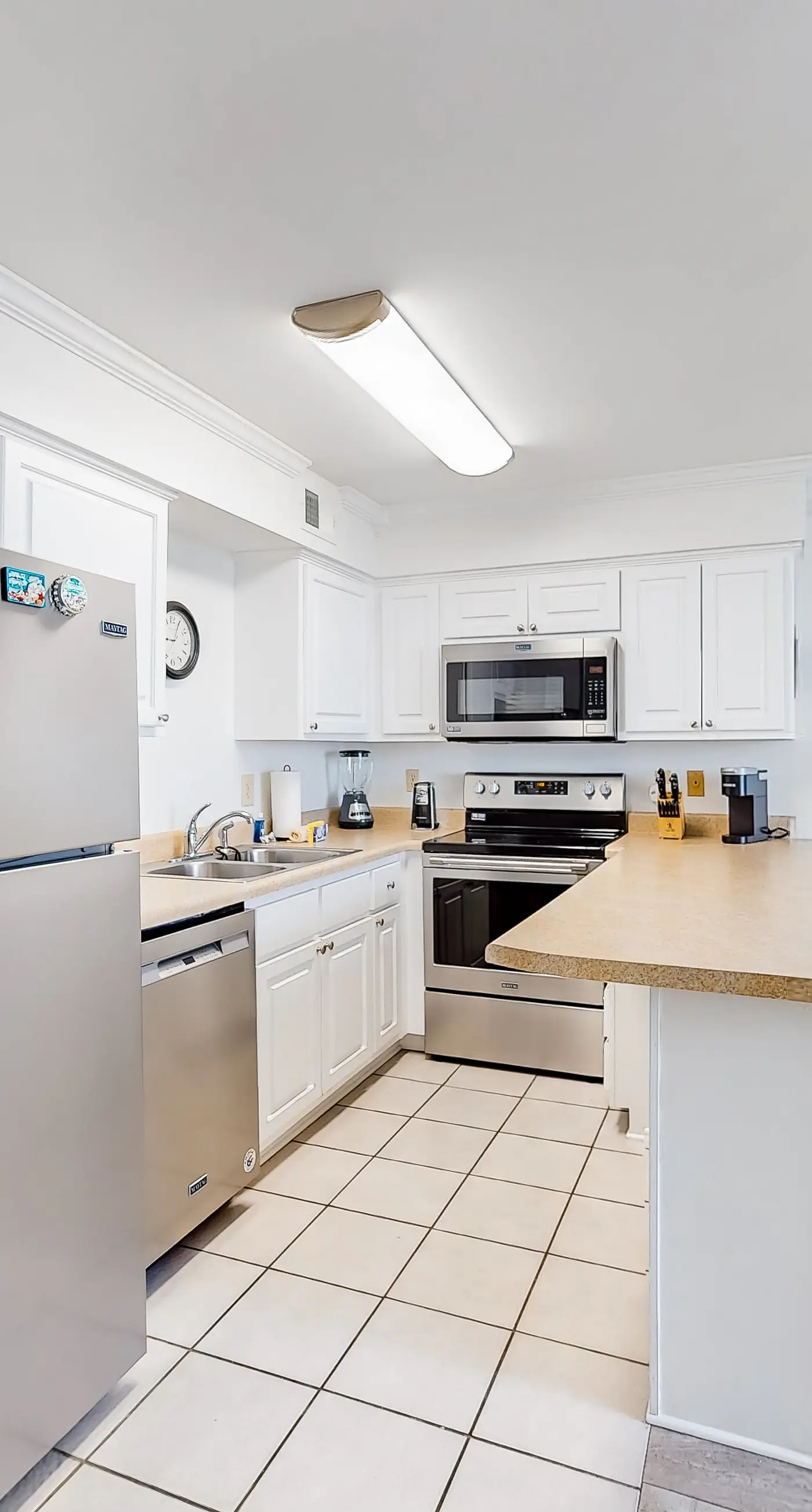 Excellent resort suite in beachfront location with WiFi, pool & elevator