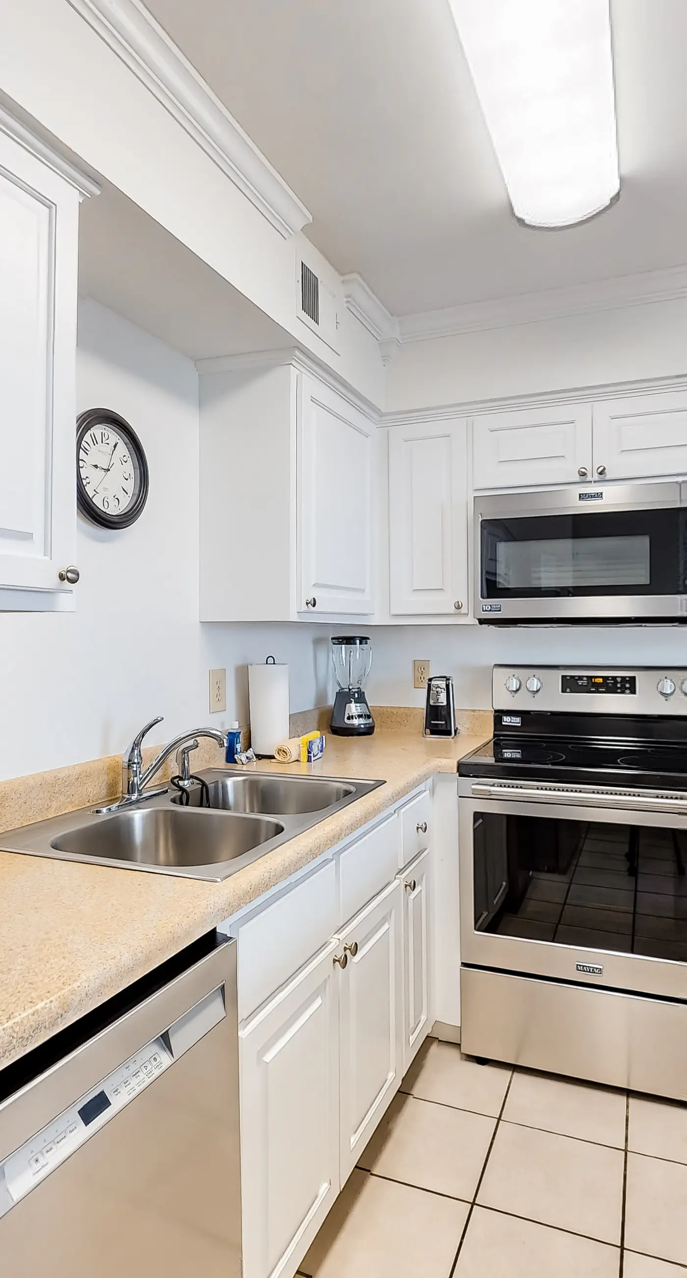 Excellent resort suite in beachfront location with WiFi, pool & elevator