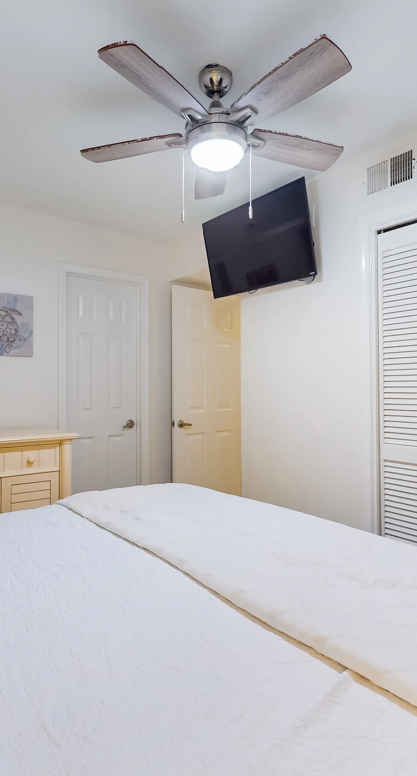 Excellent resort suite in beachfront location with WiFi, pool & elevator