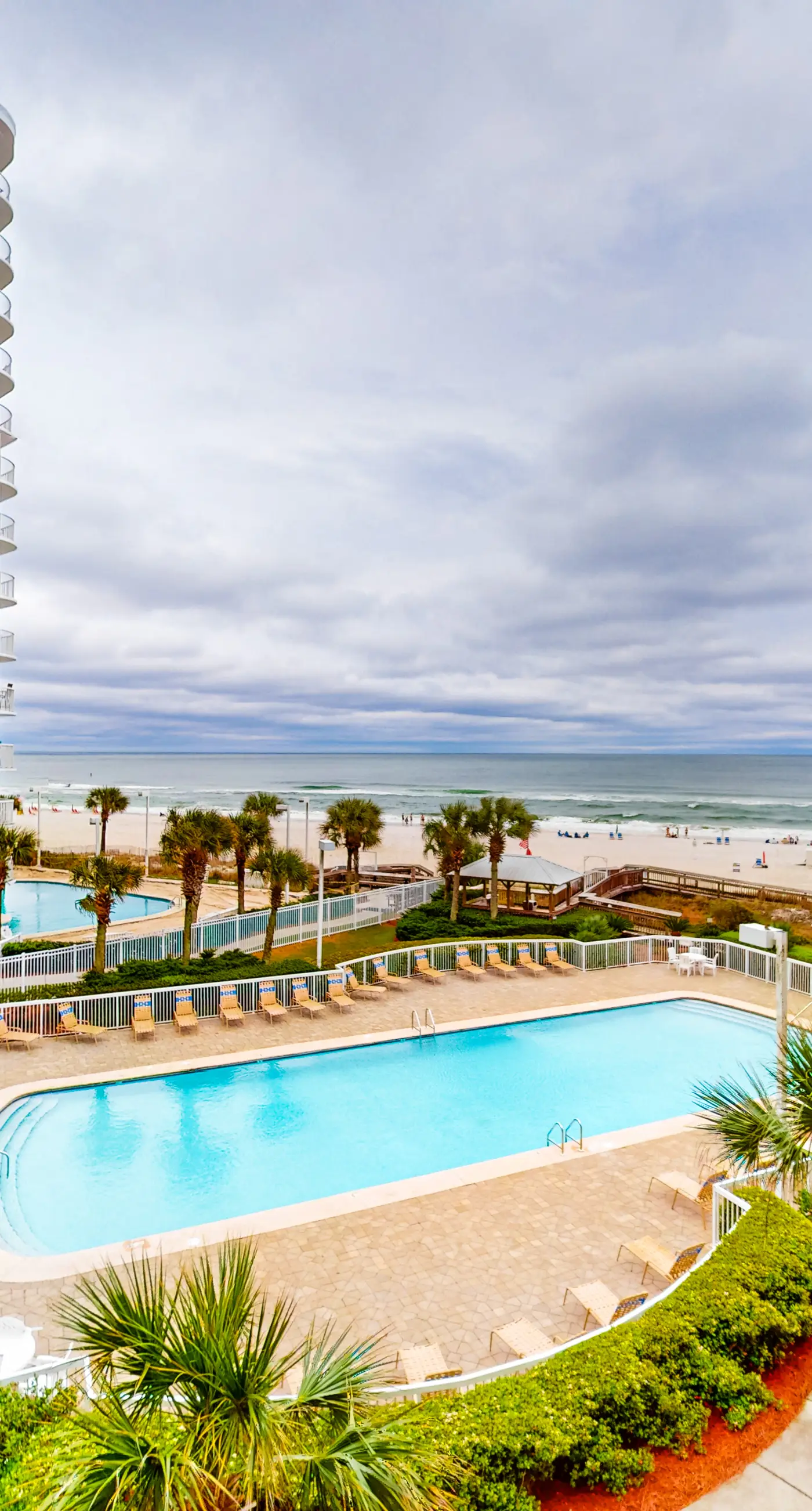 Excellent resort suite in beachfront location with WiFi, pool & elevator